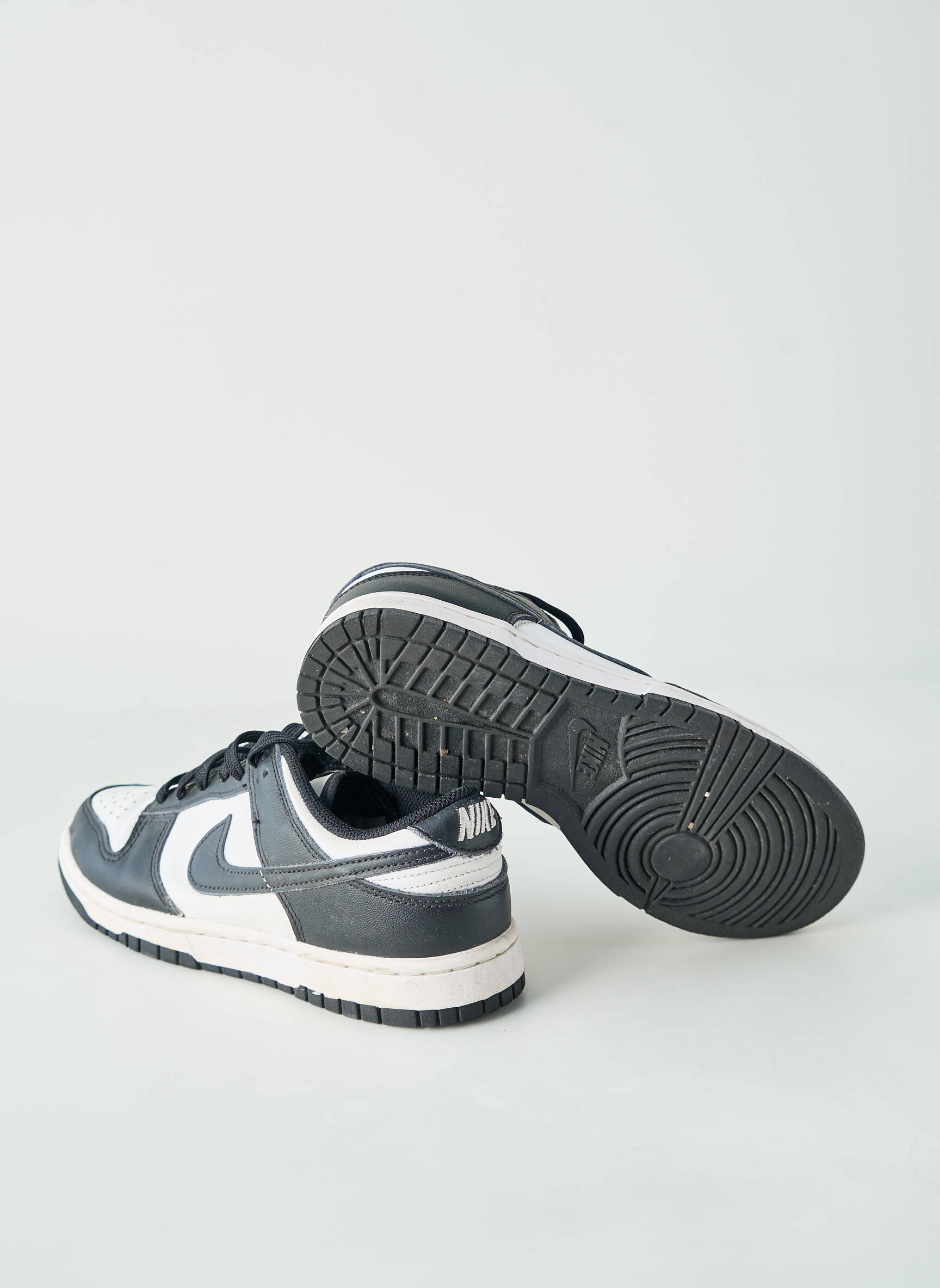 Bėgimo bateliai apvalus mygtukas plokščias kulnas iki 3 cm juodas NIKE moteris