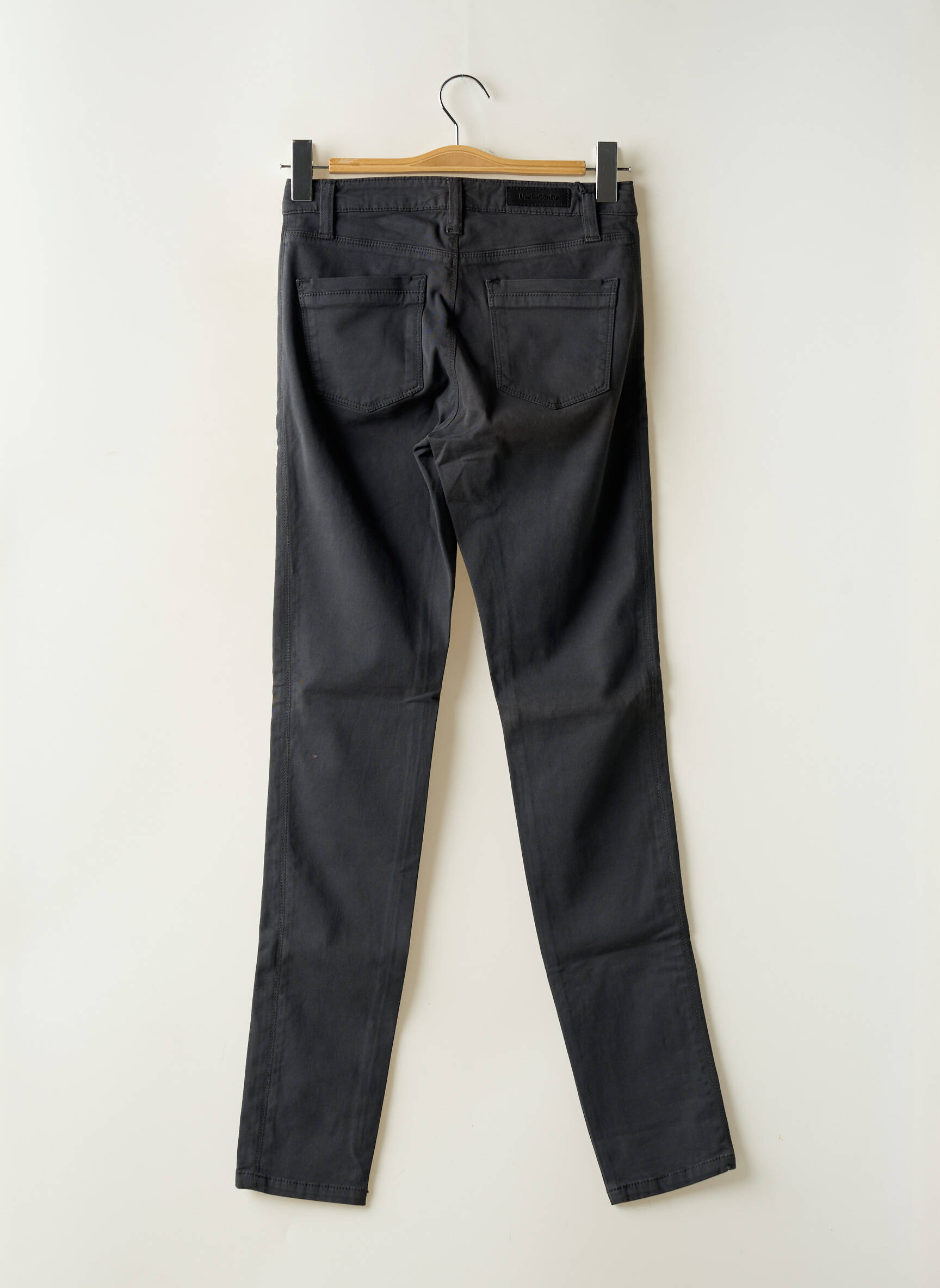 Lieknos kelnės popelinos audinys, kuris pasižymi lygiu ir tankiu paviršiumi. normala dydis pilka DENIM STUDIO moteris
