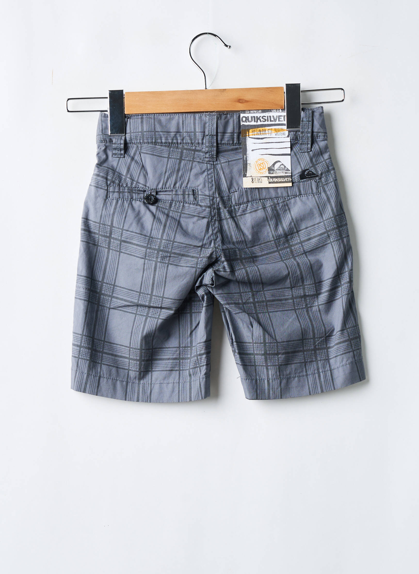 Bermudas popelinos audinys, kuris pasižymi lygiu ir tankiu paviršiumi. reguliuojamo dydžio pilka QUIKSILVER berniukas
