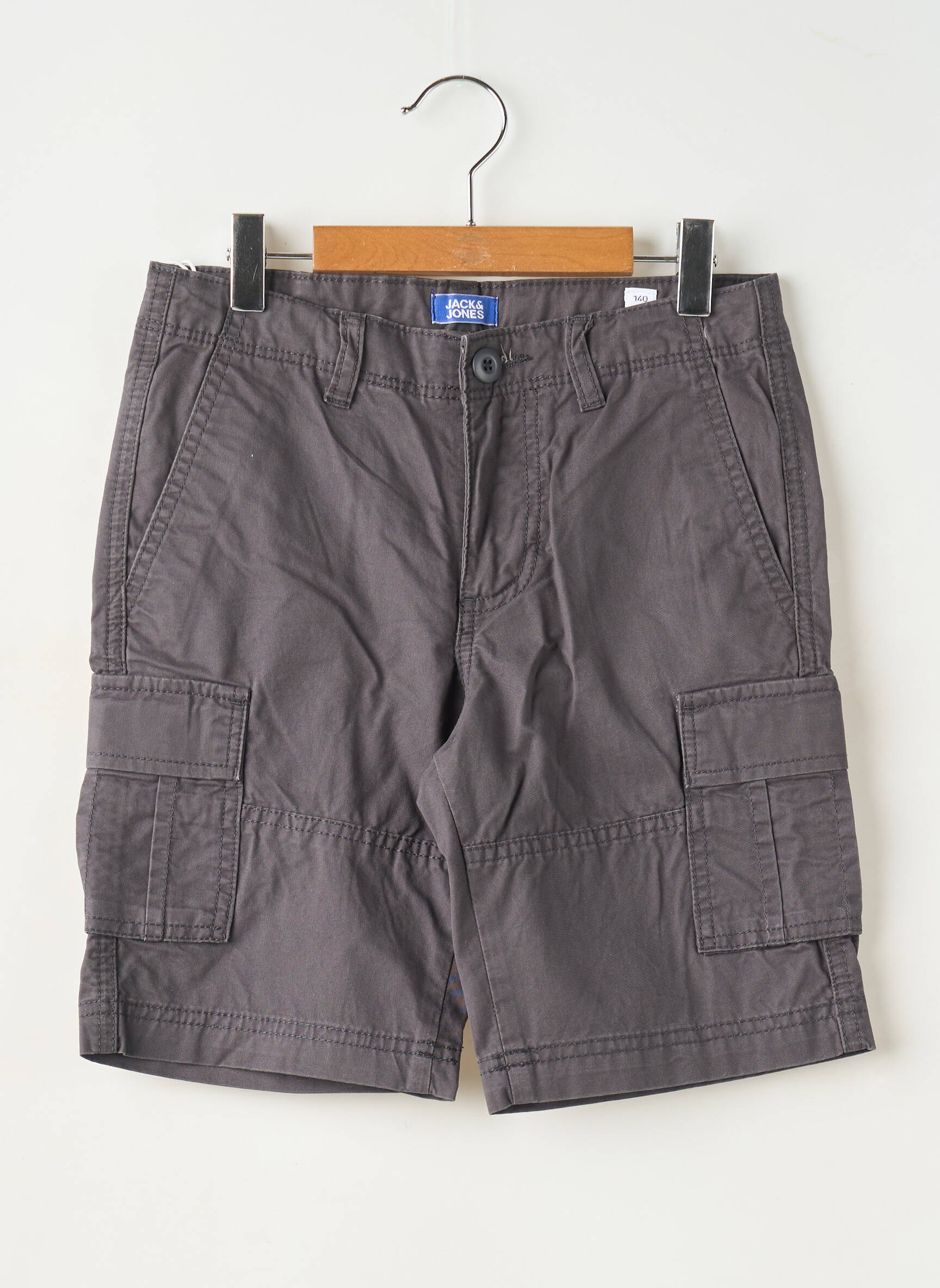 Bermudas popelinos audinys, kuris pasižymi lygiu ir tankiu paviršiumi. pilka JACK & JONES berniukas