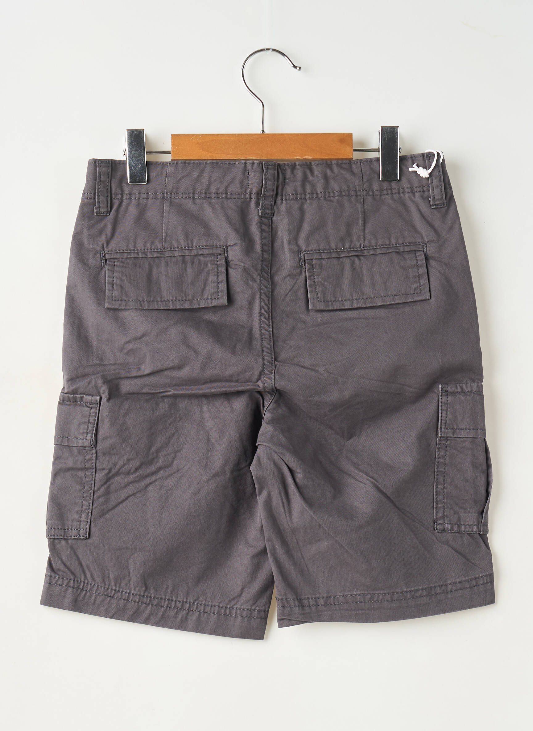 Bermudas popelinos audinys, kuris pasižymi lygiu ir tankiu paviršiumi. pilka JACK & JONES berniukas