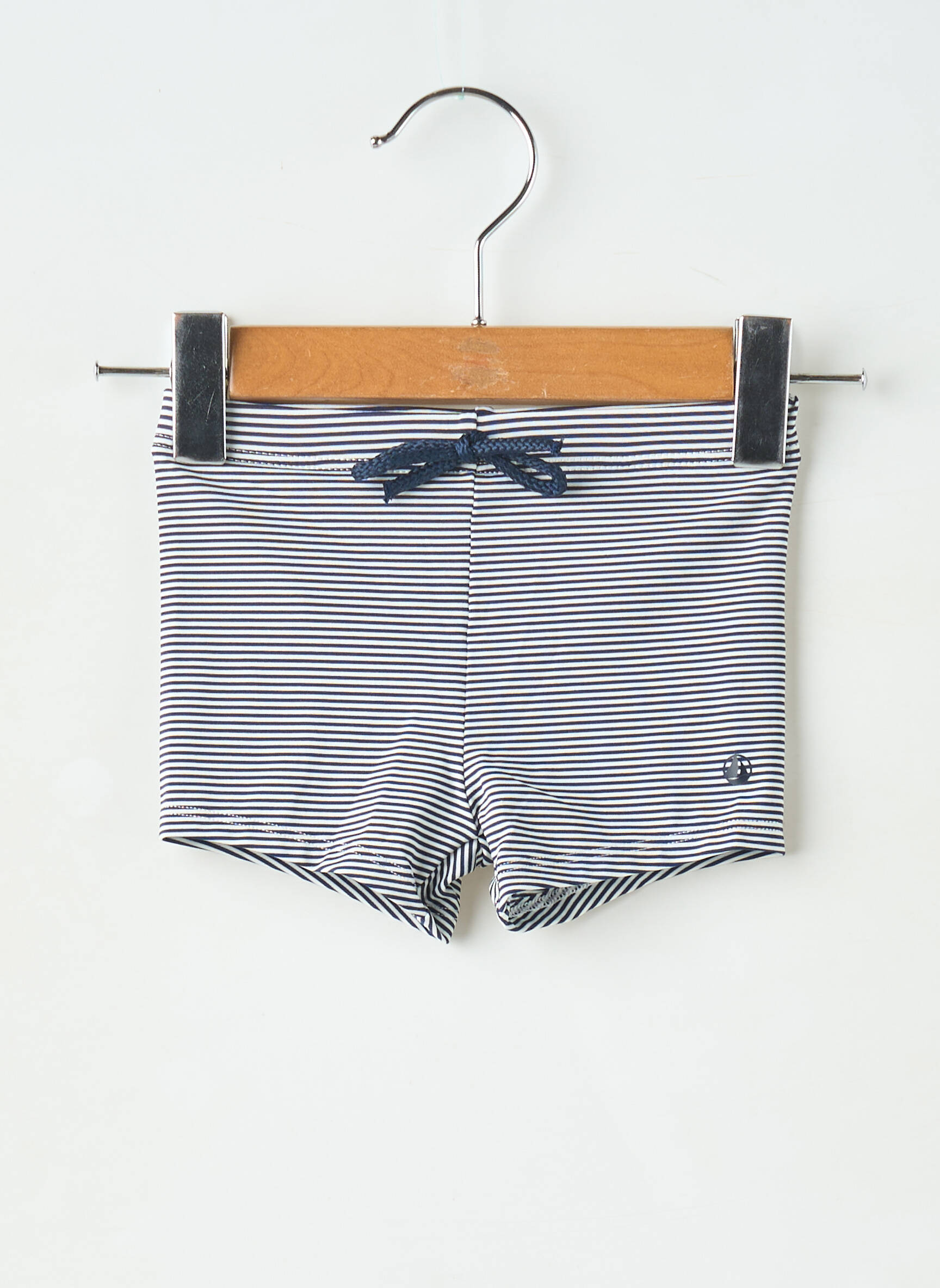 Maudymosi šortas popelinos audinys, kuris pasižymi lygiu ir tankiu paviršiumi. mėlyna PETIT BATEAU berniukas