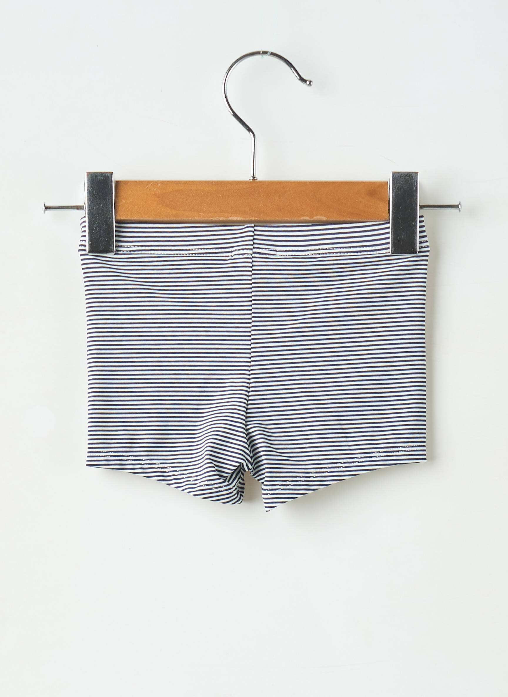 Maudymosi šortas popelinos audinys, kuris pasižymi lygiu ir tankiu paviršiumi. mėlyna PETIT BATEAU berniukas
