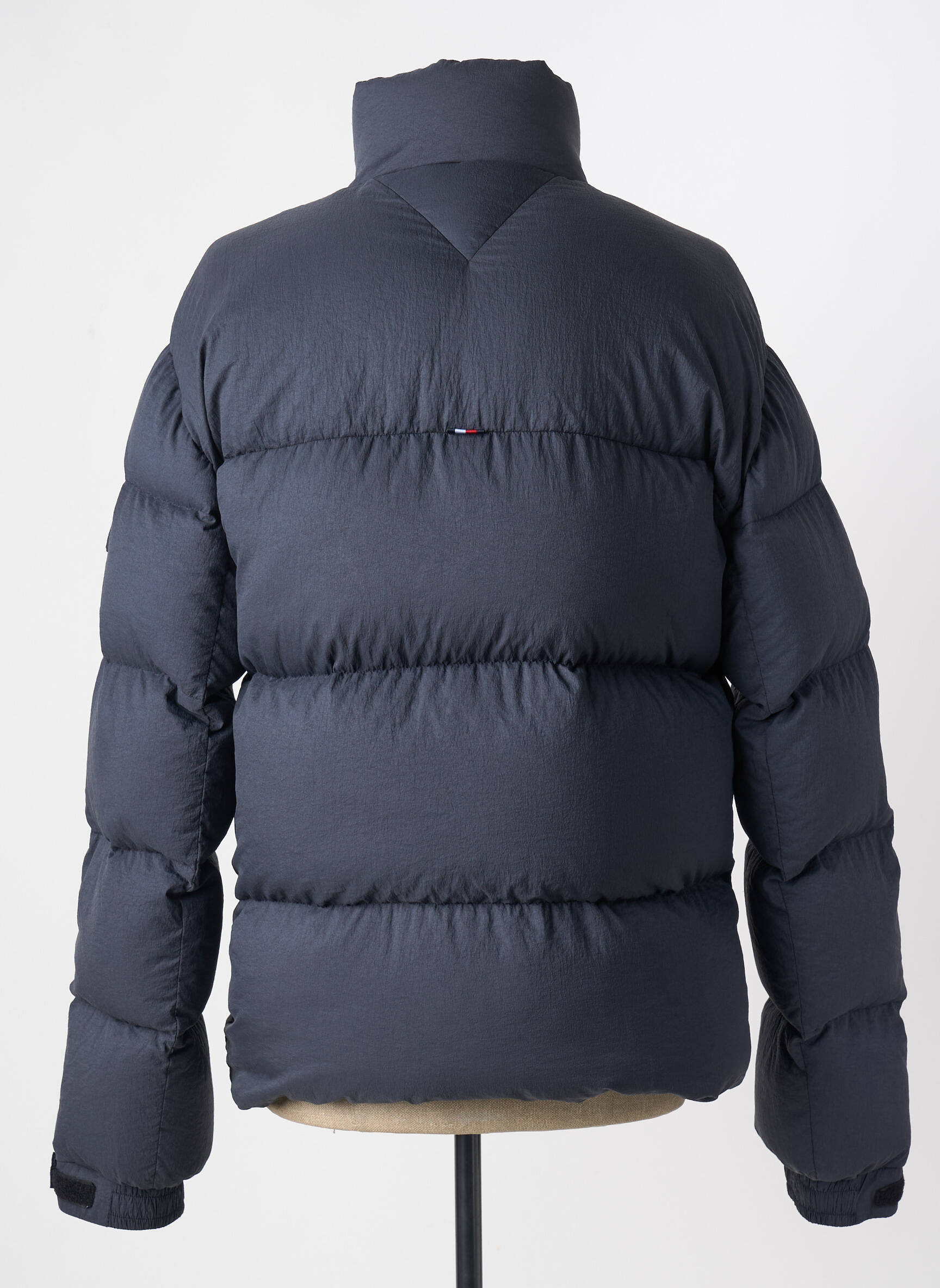 Pūkinė striukė ilgos rankovės be gobtuvų juodas TOMMY HILFIGER vyras