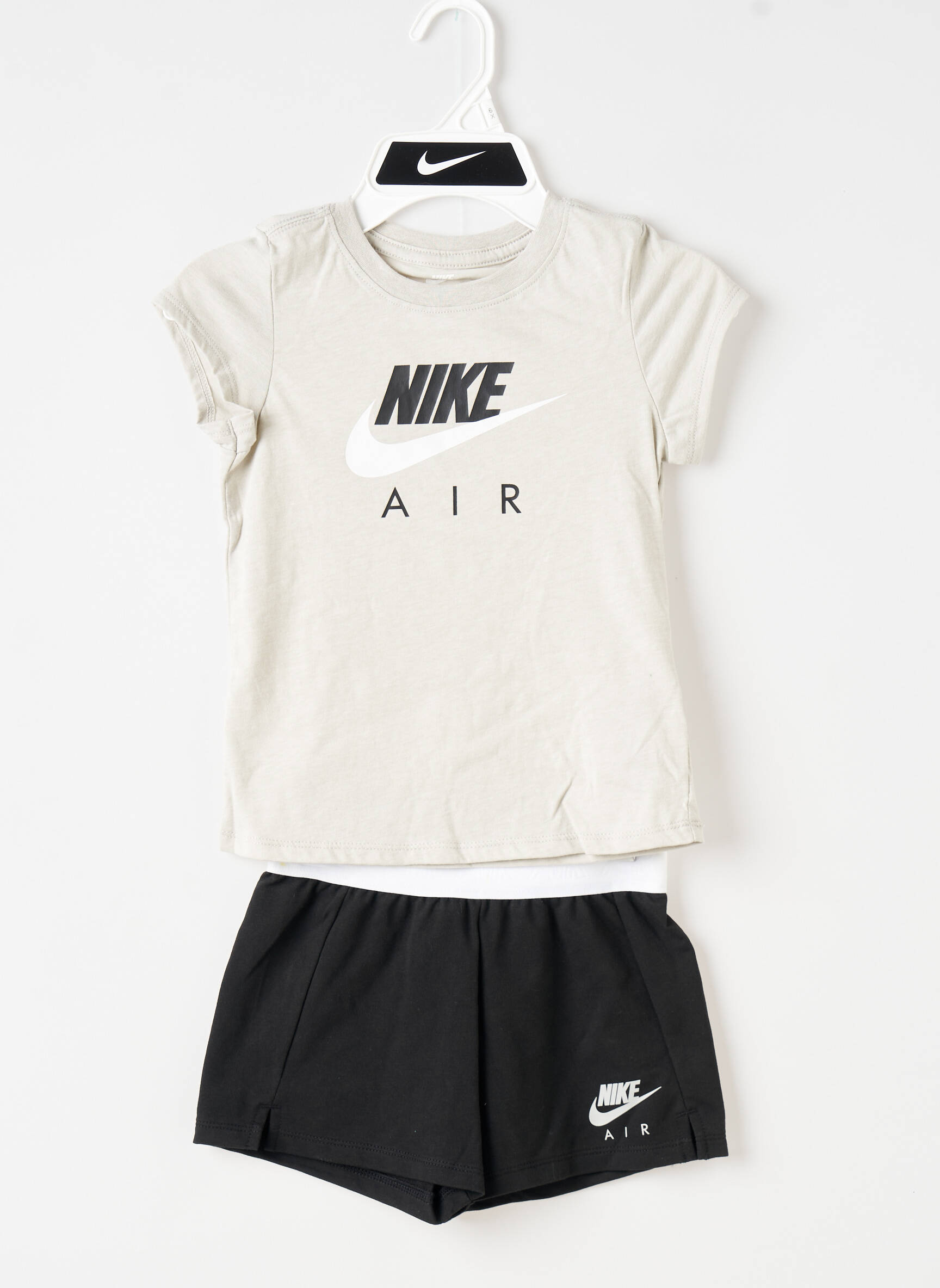 Šortų rinkinys pilka NIKE mergina