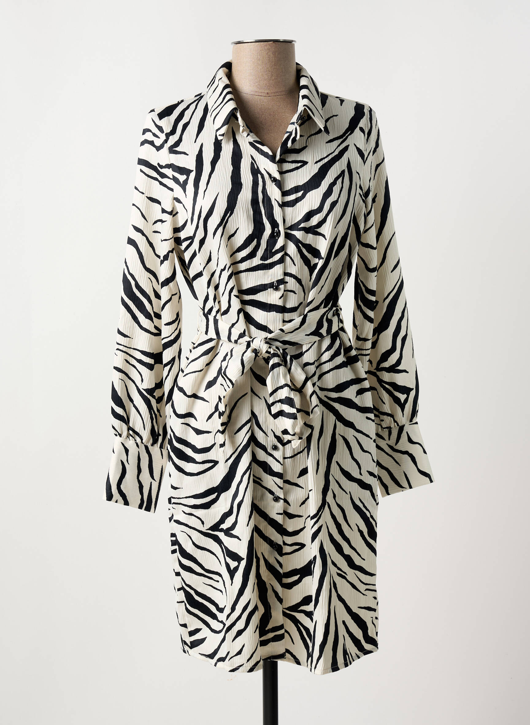 Pusilgių suknelė col v juodas VERO MODA moteris