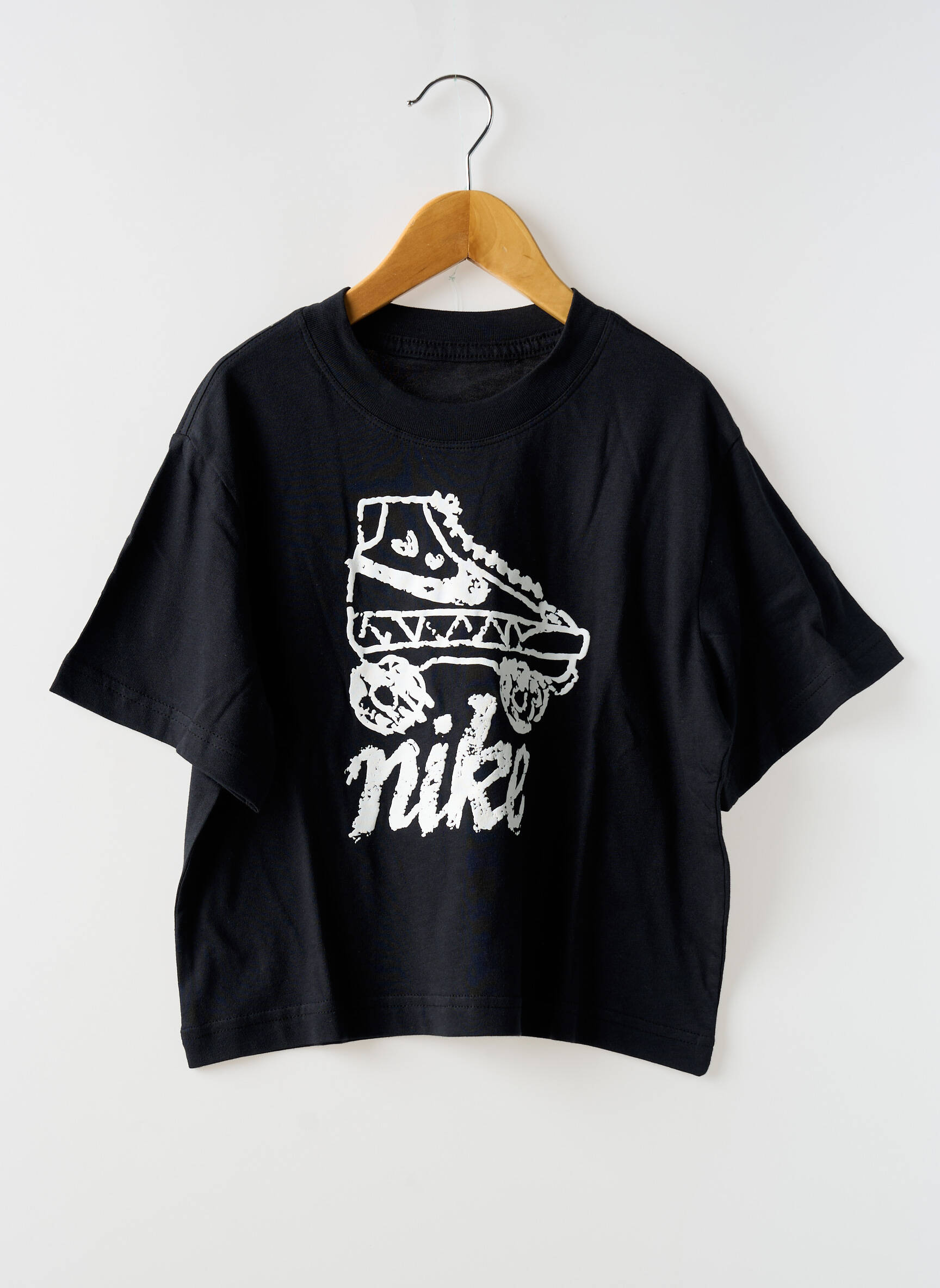 T-marškinys apvalus kaklas juodas NIKE mergina