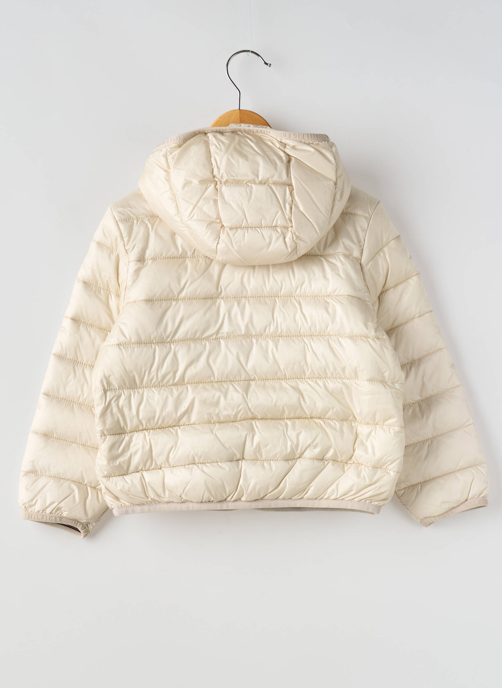 Pūkinė striukė bežinis TOMMY HILFIGER mergina