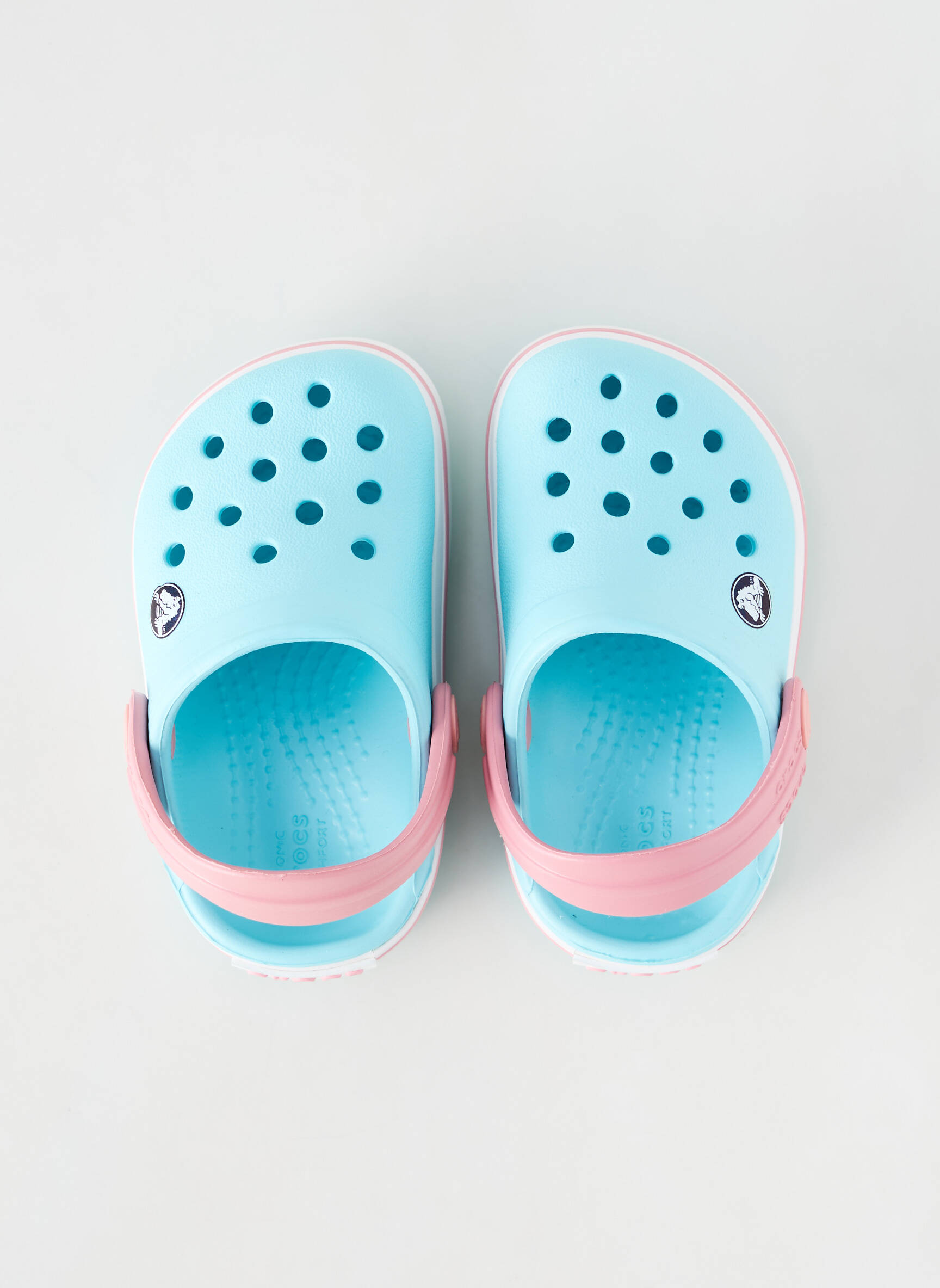 Mule/sabotai apvalus mygtukas apvalus mygtukas mėlyna CROCS mergina