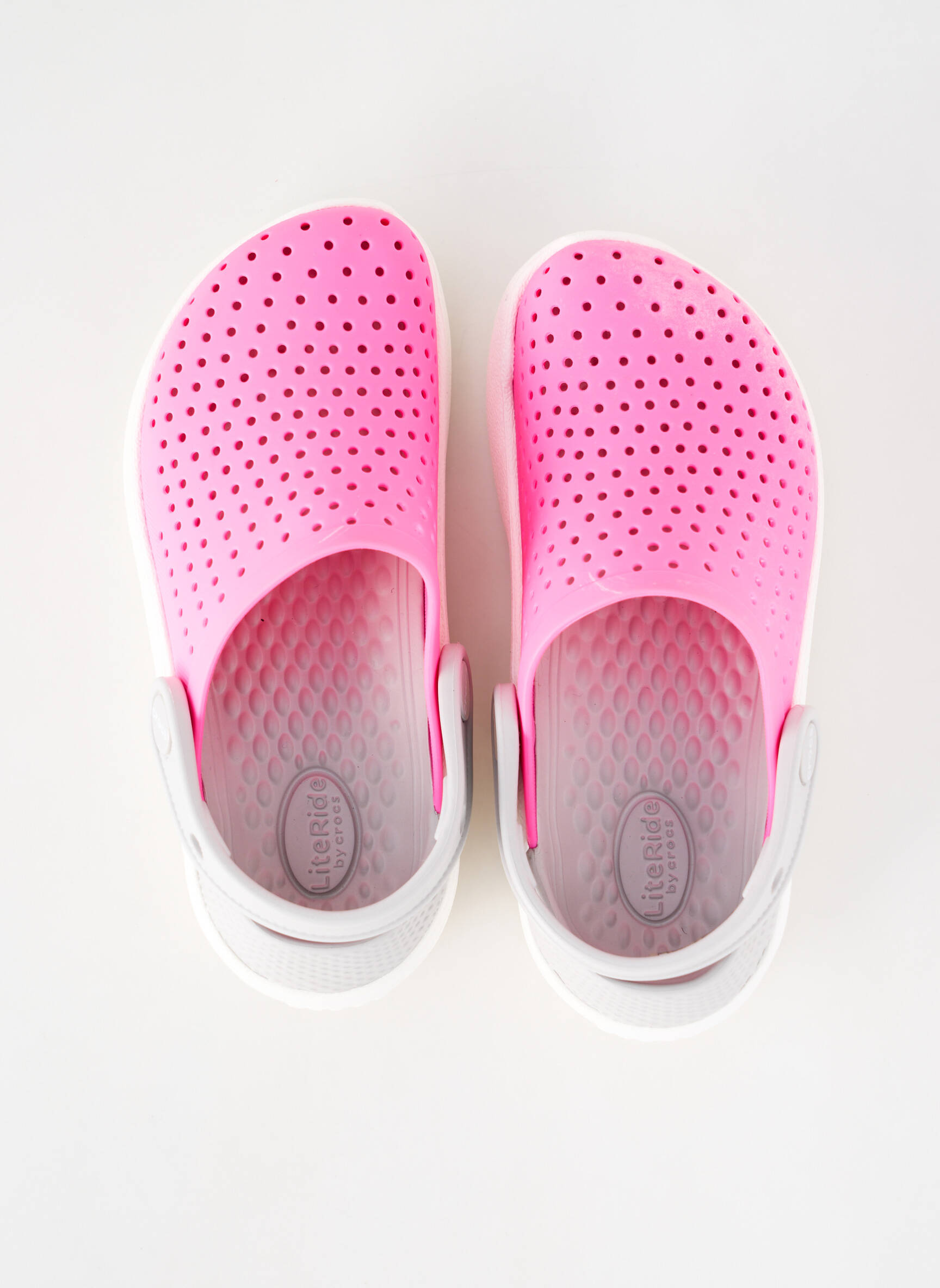 Mule/sabotai apvalus mygtukas apvalus mygtukas rožinė CROCS mergina