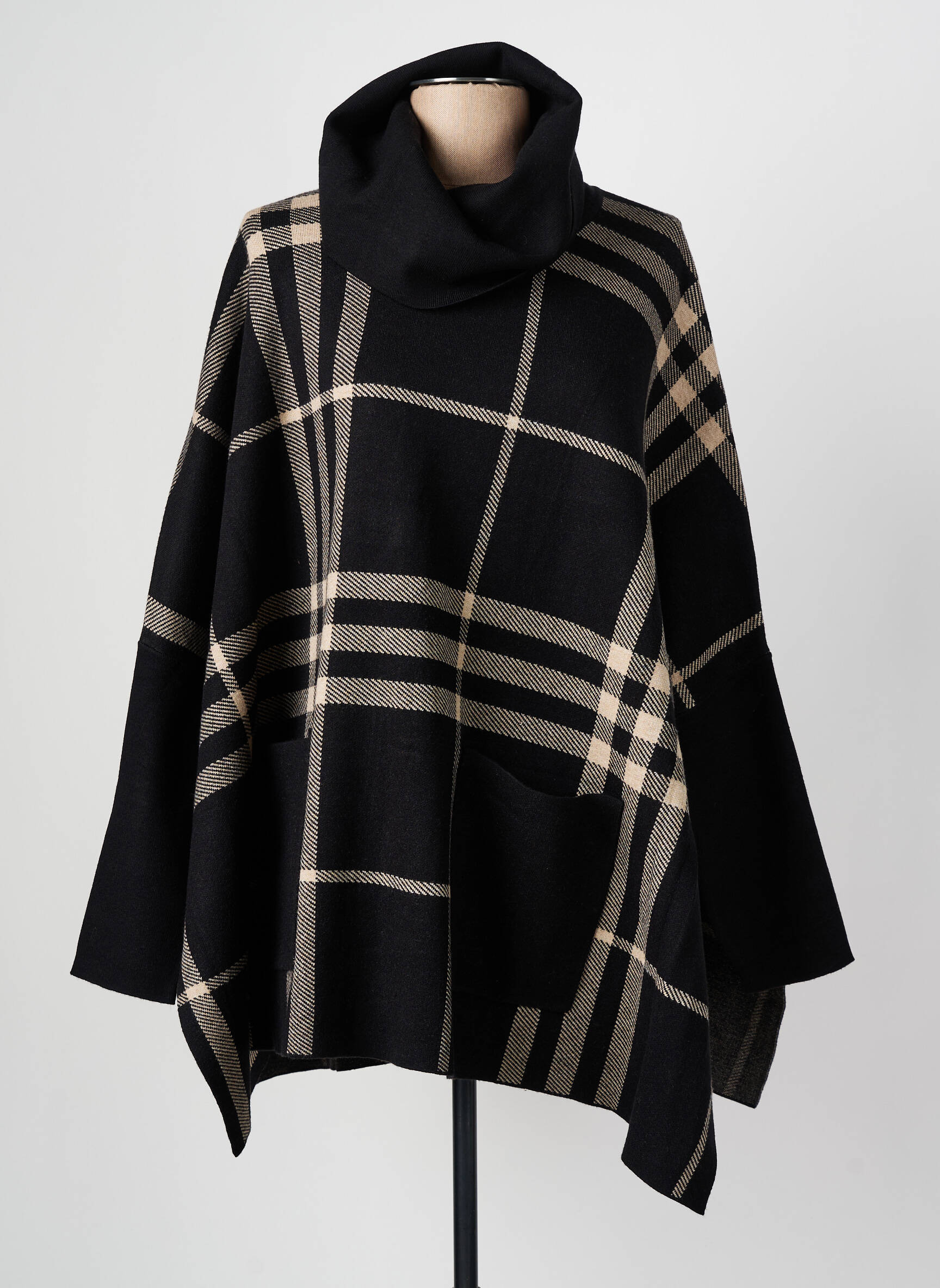 Pončas apykaklė su raukšlėmis juodas JR COLLECTION moteris
