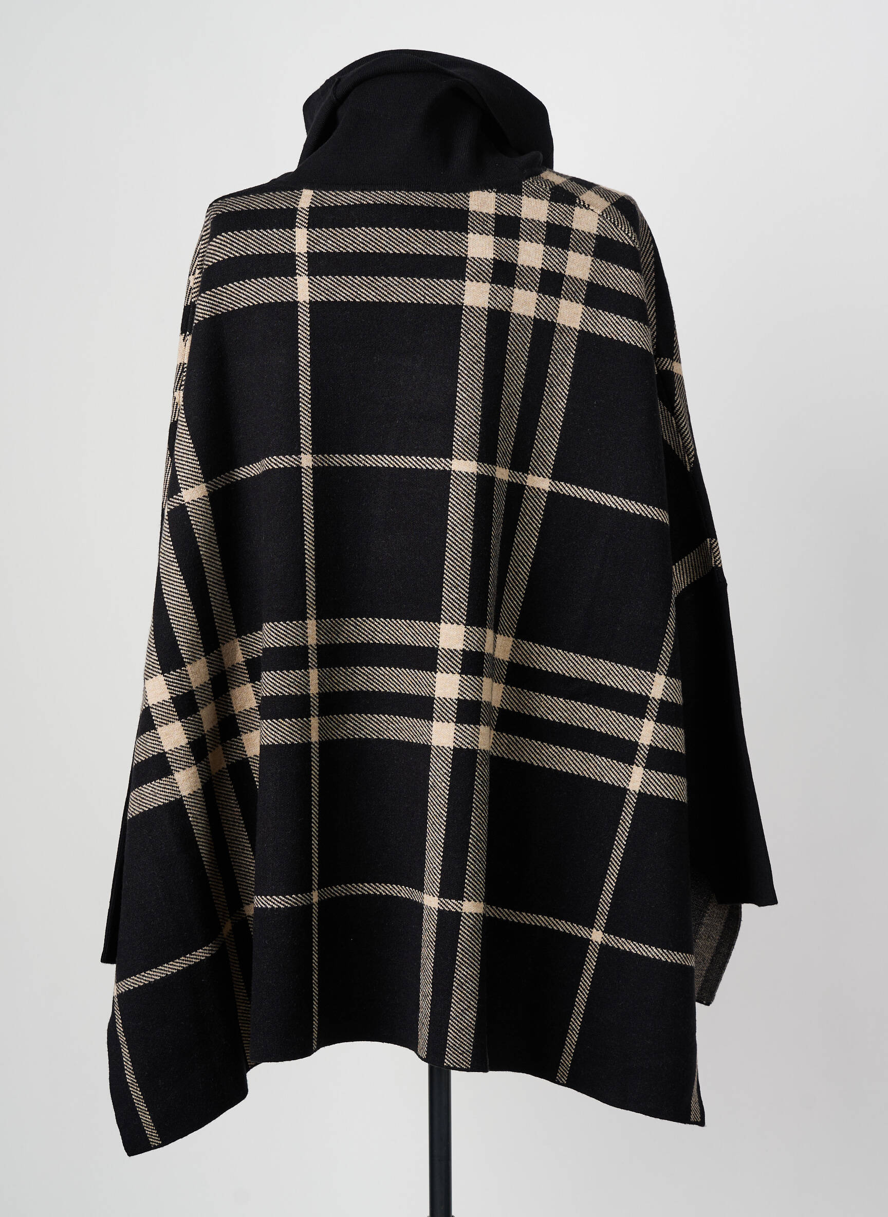 Pončas apykaklė su raukšlėmis juodas JR COLLECTION moteris