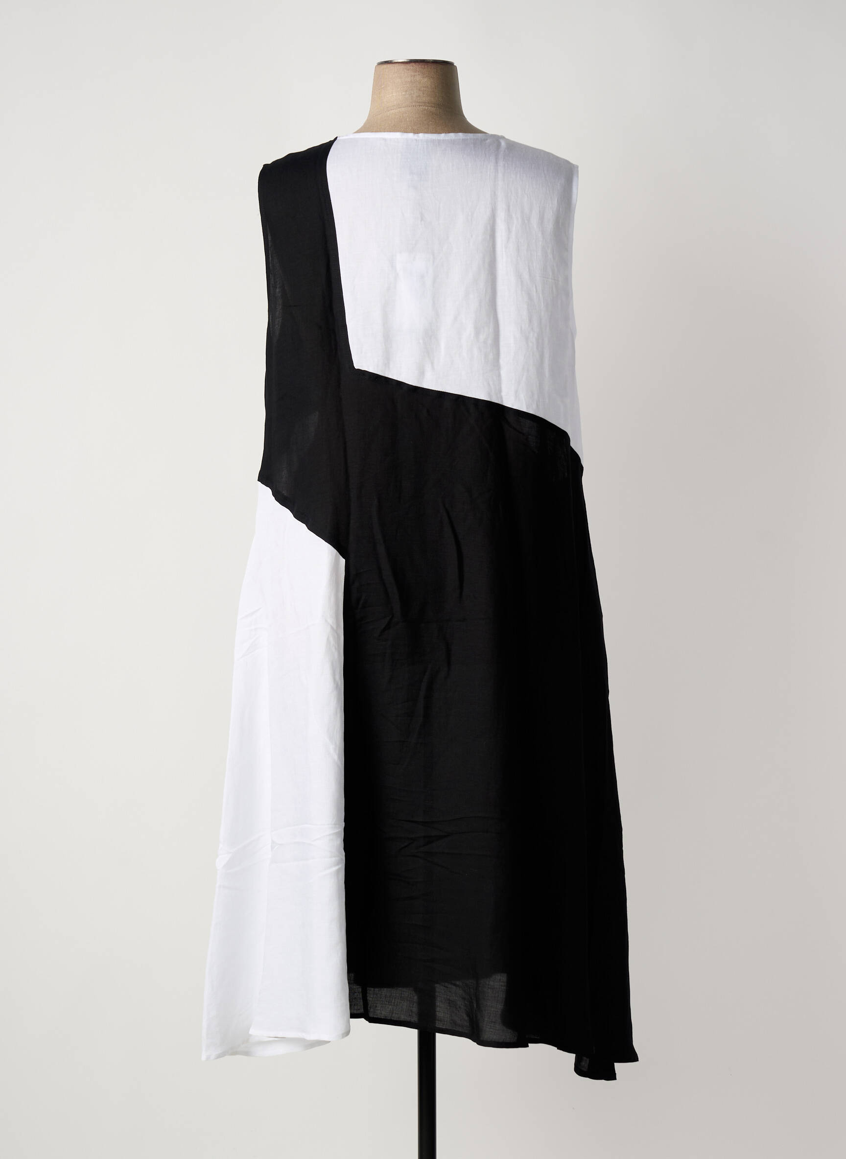 Pusilgių suknelė be rankų be rankų juodas MAT FASHION moteris