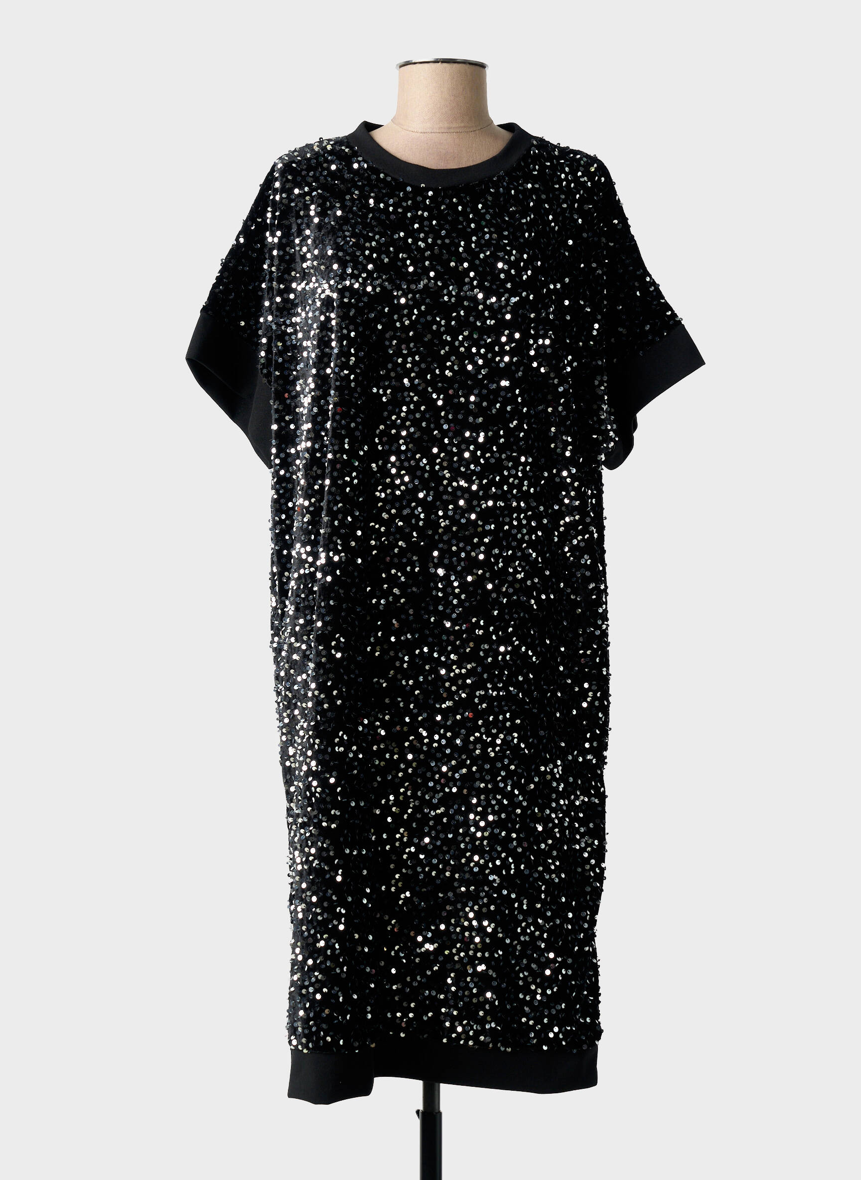 Pusilgių suknelė trumpas rankovės trumpas rankovės juodas NEW COLLECTION moteris