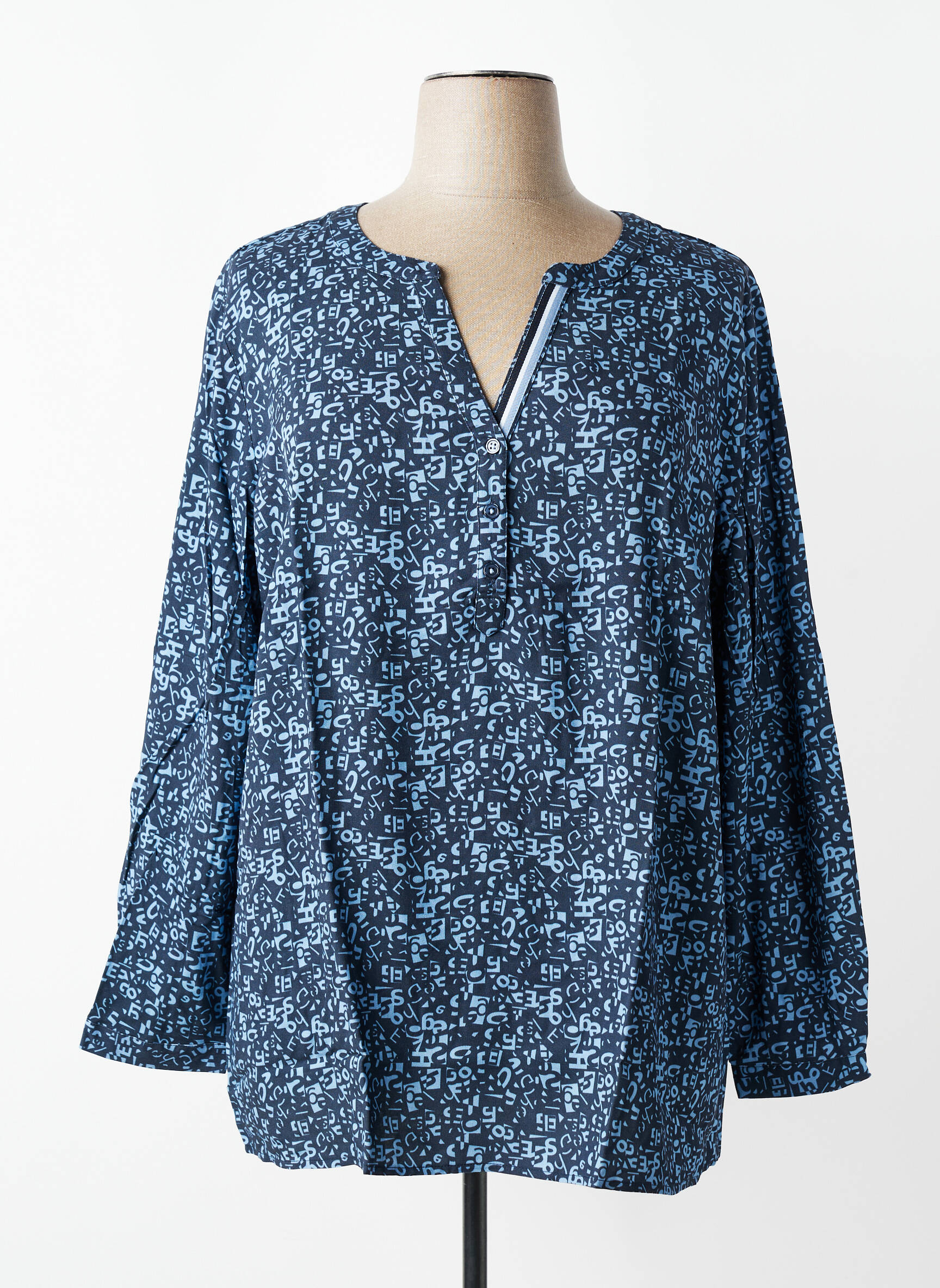 Bluzonai popelinos audinys, kuris pasižymi lygiu ir tankiu paviršiumi. ilgos rankovės mėlyna SHEEGO moteris