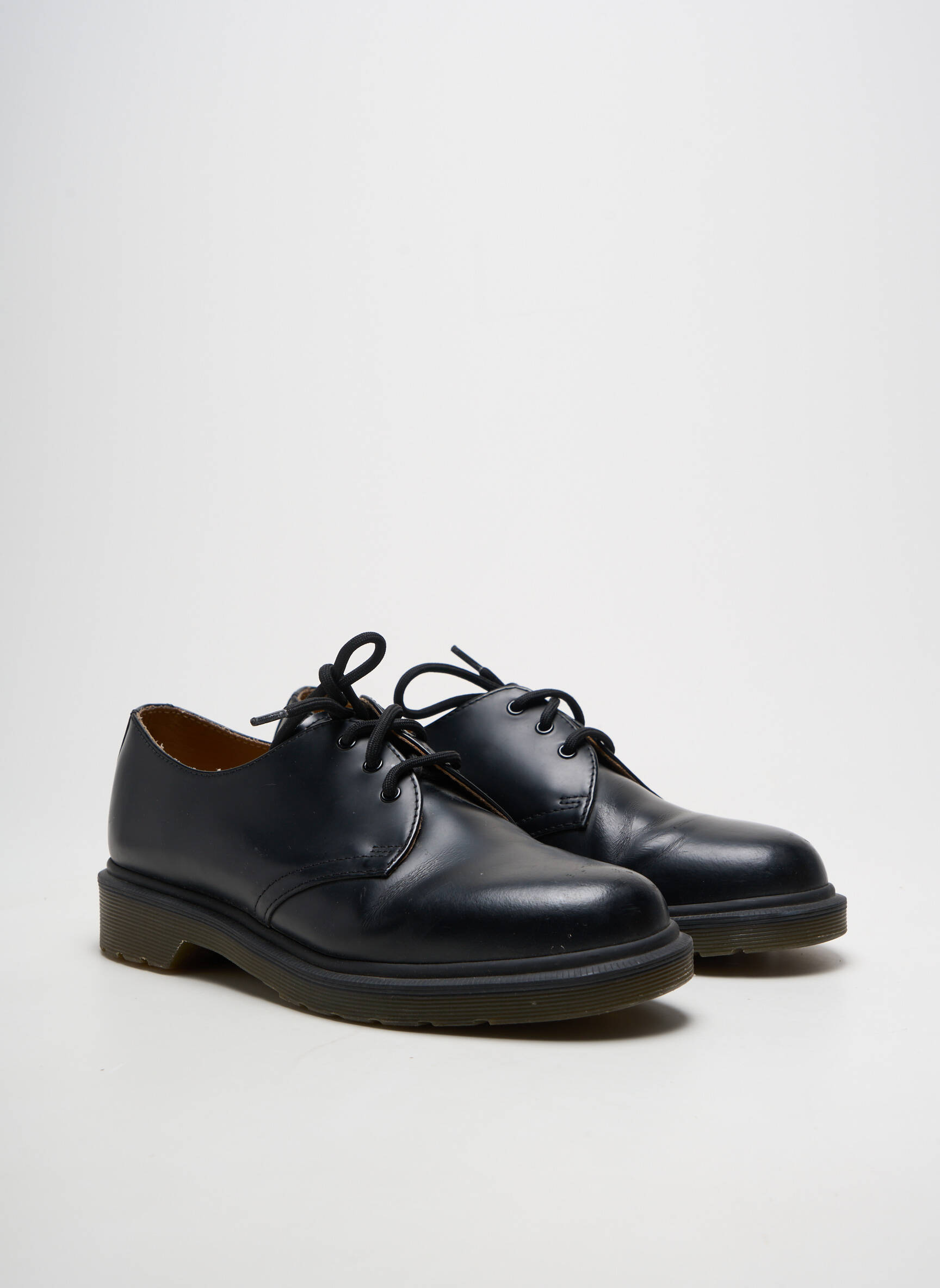 Derbiai apvalus mygtukas plokščias kulnas iki 3 cm juodas DR MARTENS moteris