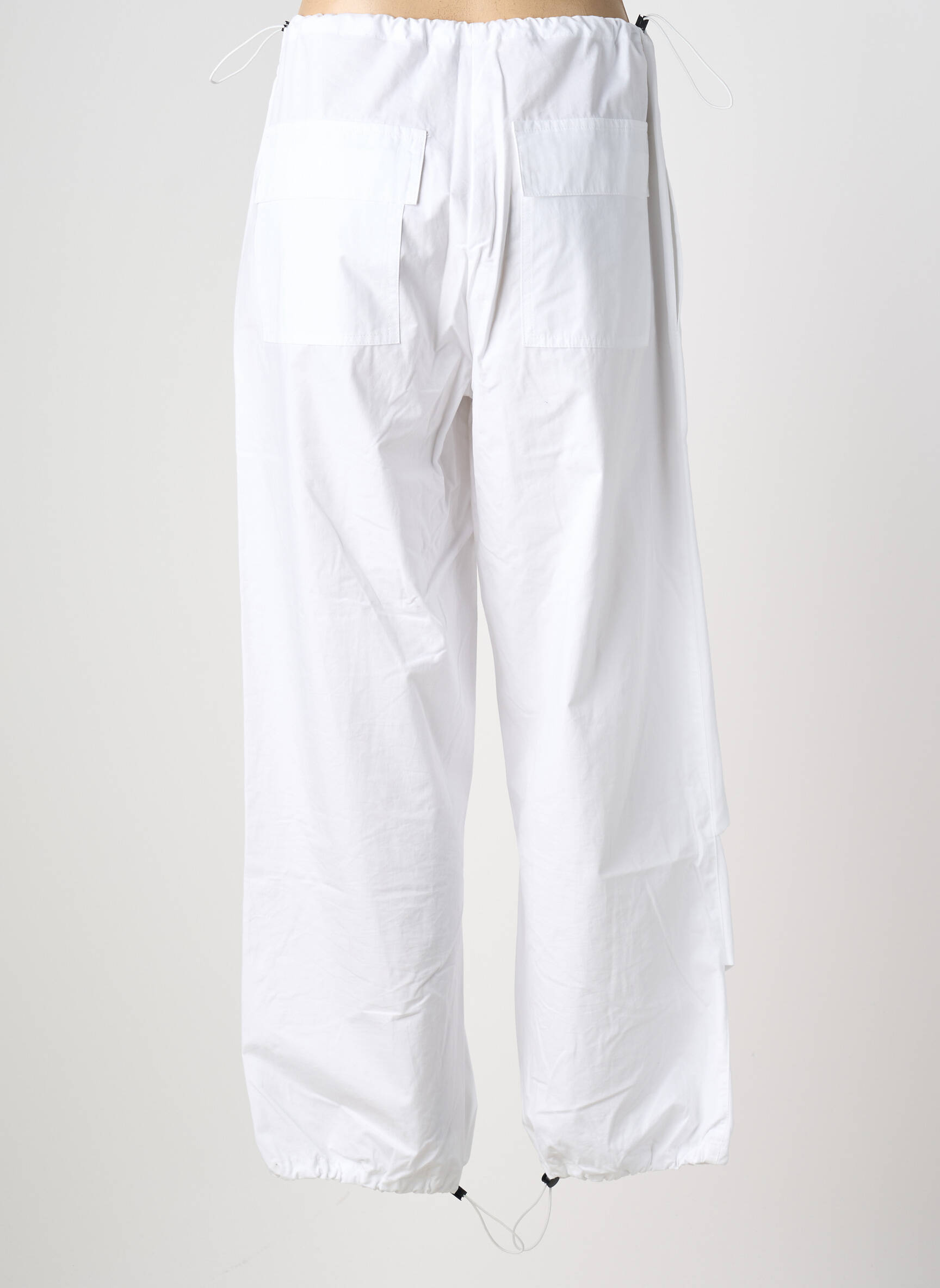 Tiesi kelnė popelinos audinys, kuris pasižymi lygiu ir tankiu paviršiumi. normala dydis baltas URBAN BY ALEMBIKA moteris