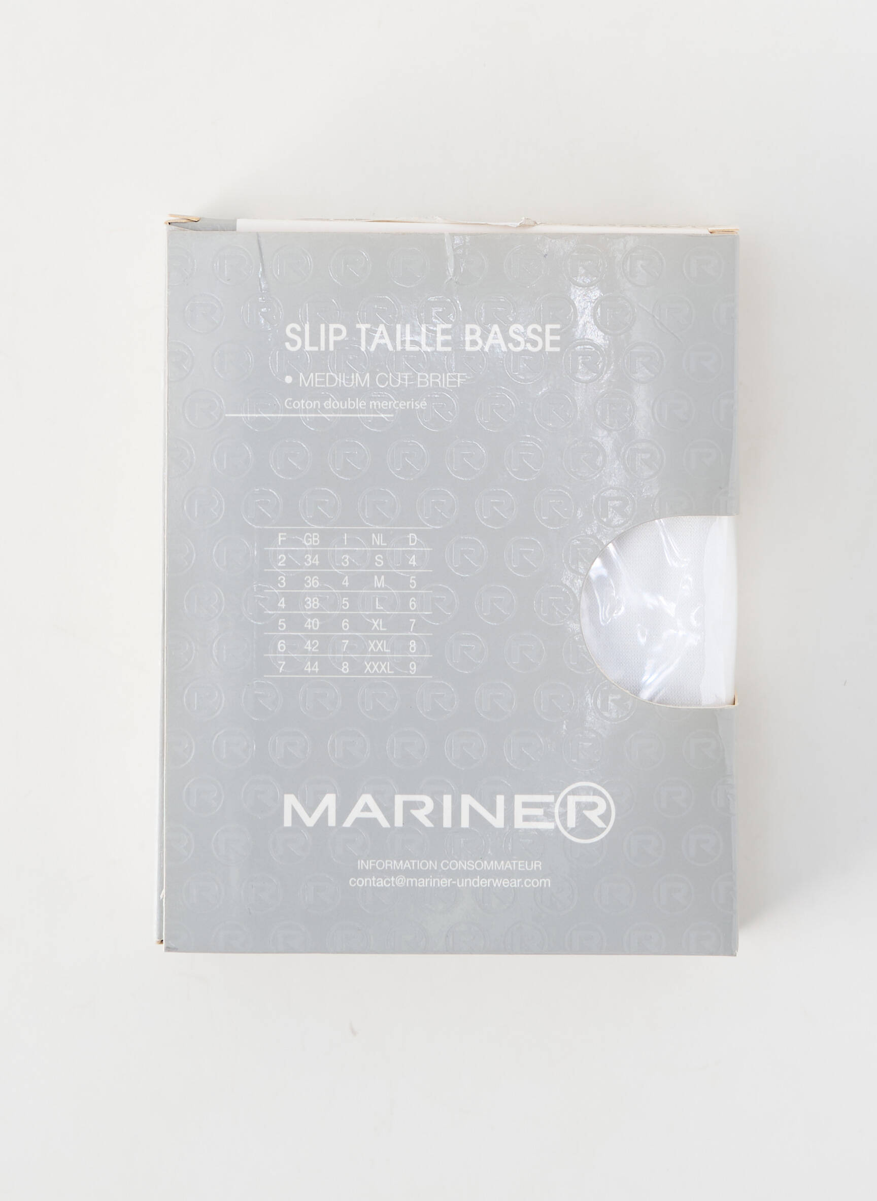 Kelnaitė popelinos audinys, kuris pasižymi lygiu ir tankiu paviršiumi. baltas MARINER vyras