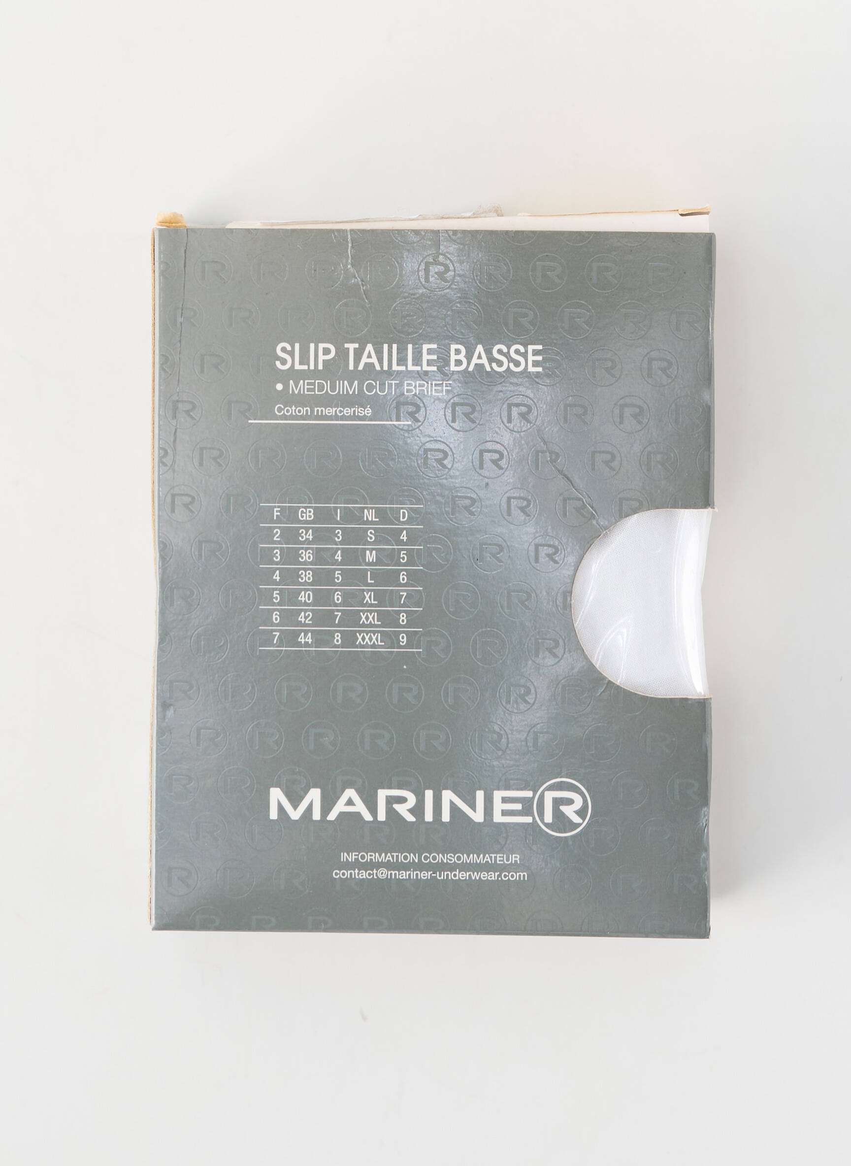 Kelnaitė popelinos audinys, kuris pasižymi lygiu ir tankiu paviršiumi. baltas MARINER vyras