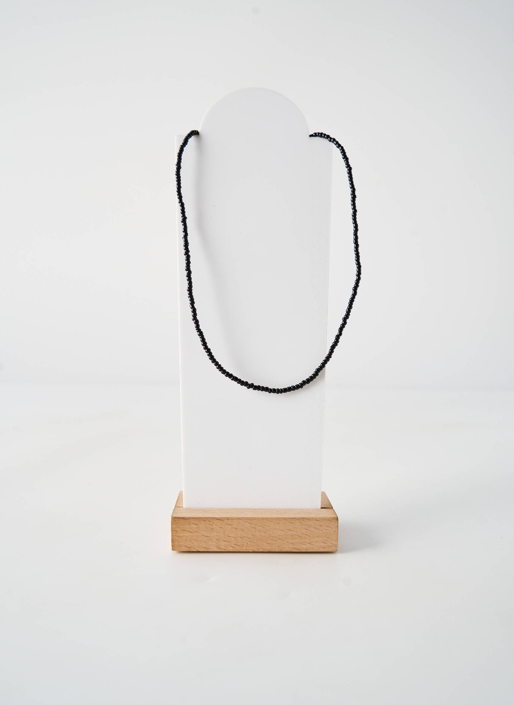 Kaklaraištis perlų ornamentas juodas BY GARANCE moteris