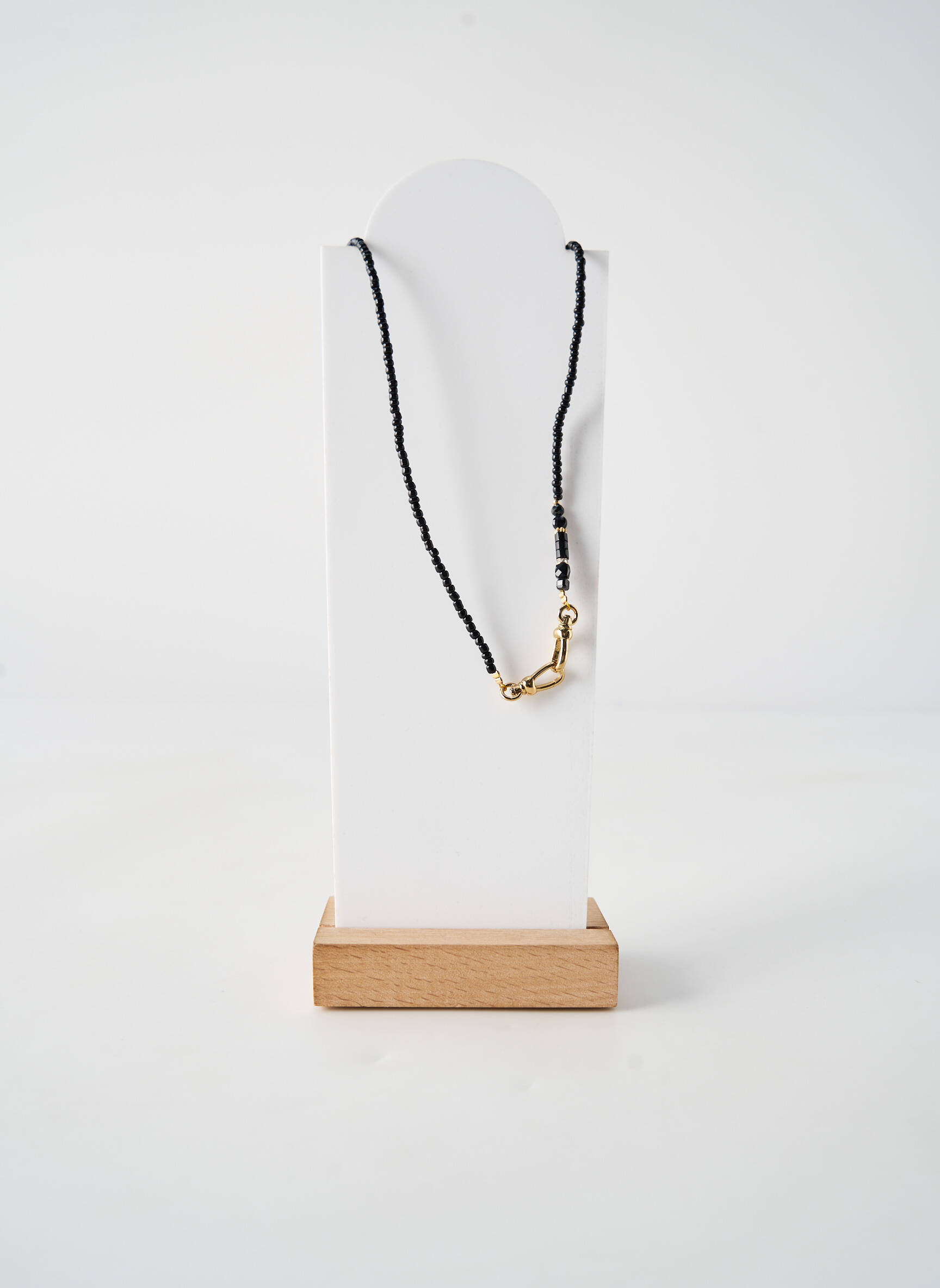 Kaklaraištis perlų ornamentas juodas BY GARANCE moteris