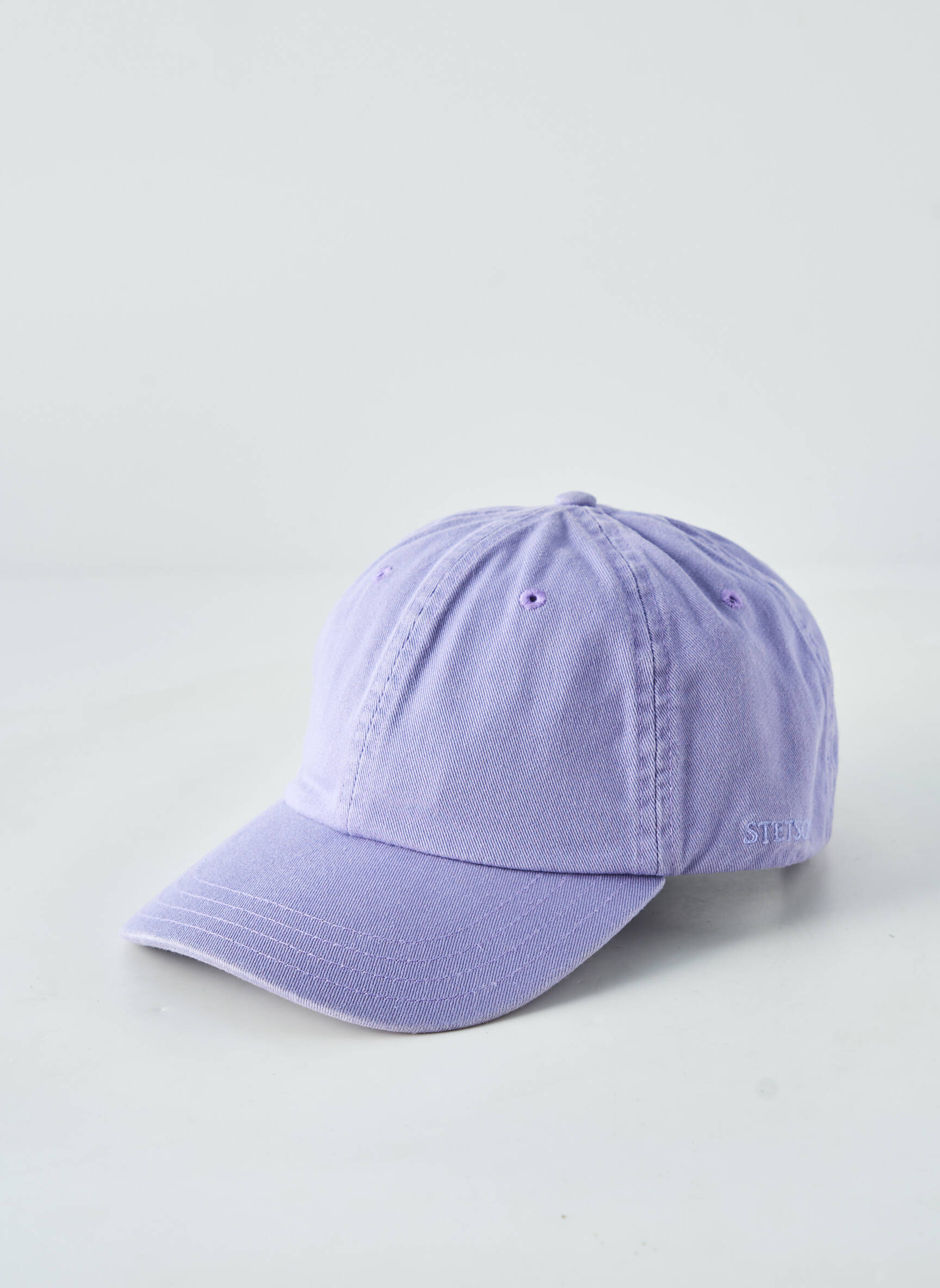 Kepuraitė popelinos audinys, kuris pasižymi lygiu ir tankiu paviršiumi. violetinis STETSON vyras