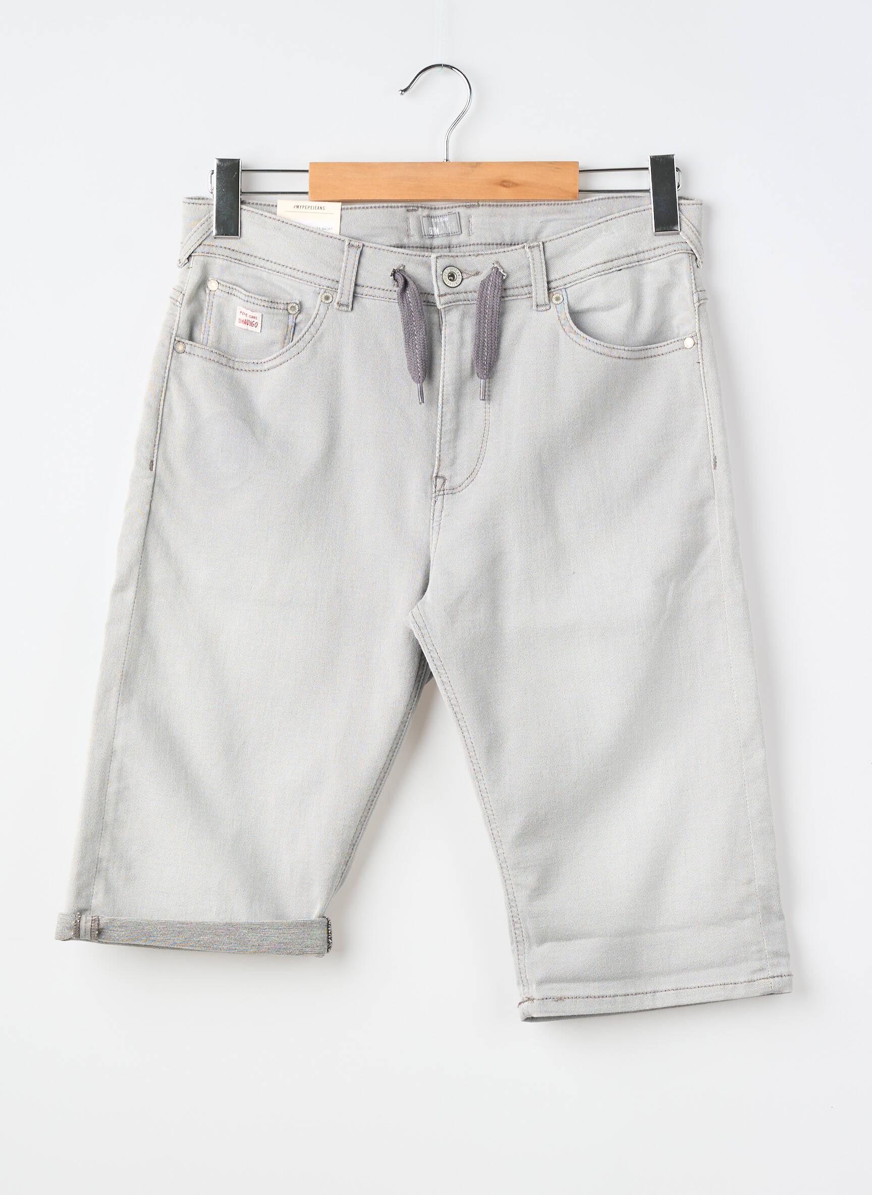 Bermudas popelinos audinys, kuris pasižymi lygiu ir tankiu paviršiumi. pilka PEPE JEANS berniukas