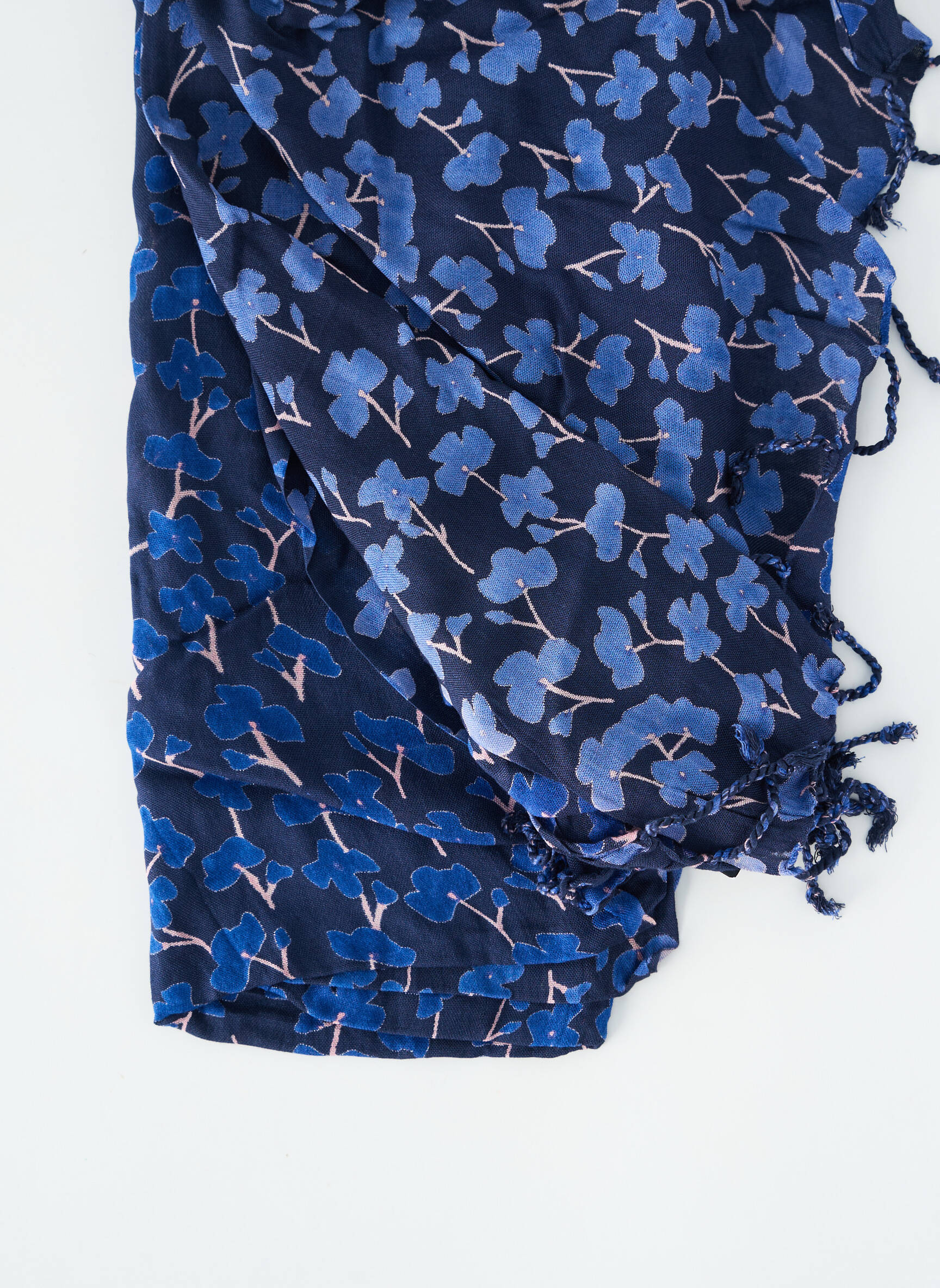 Šalikas popelinos audinys, kuris pasižymi lygiu ir tankiu paviršiumi. mėlyna THE BLUE TURBAN moteris