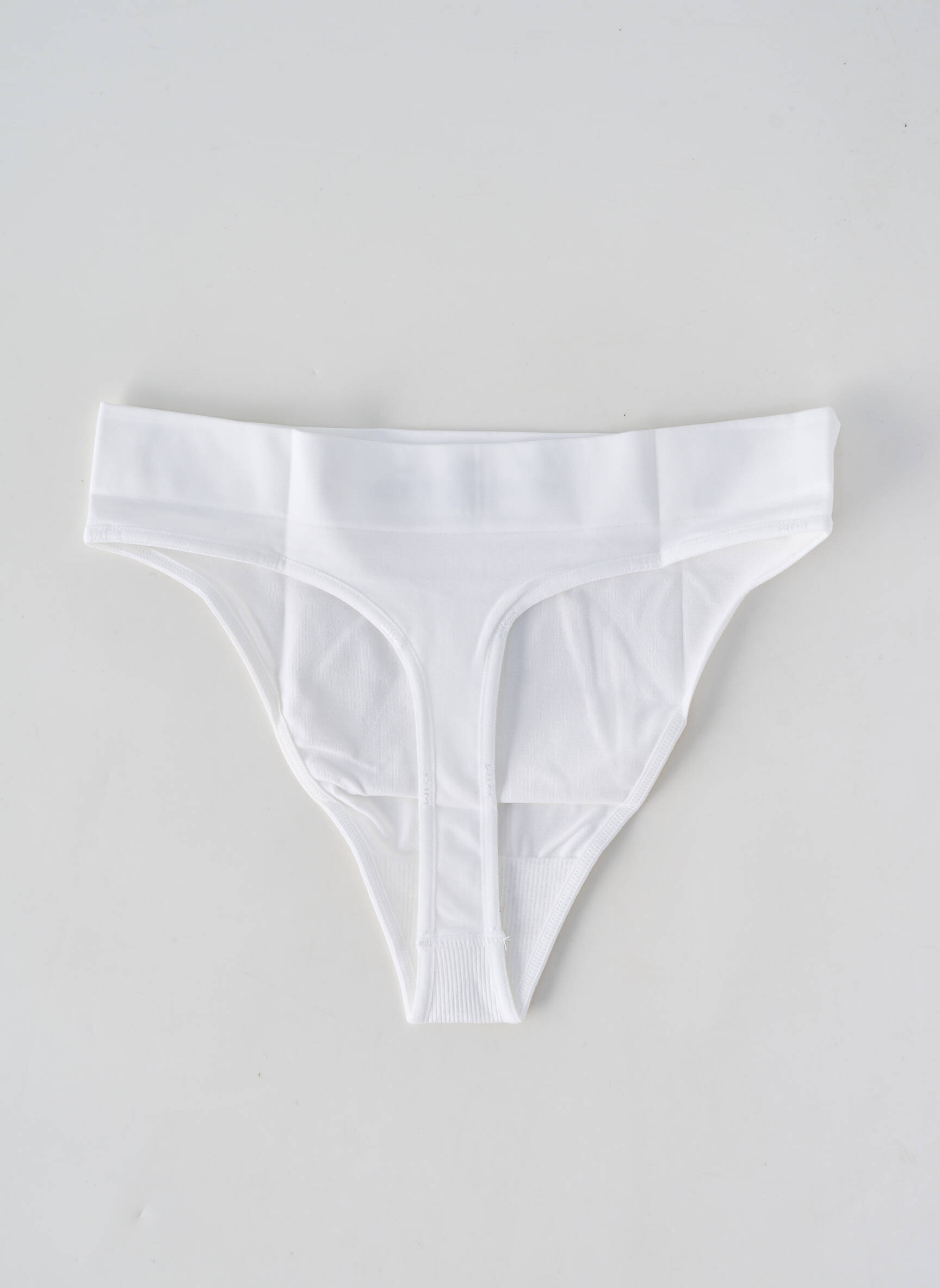 Tanga tamprumas baltas DIM moteris