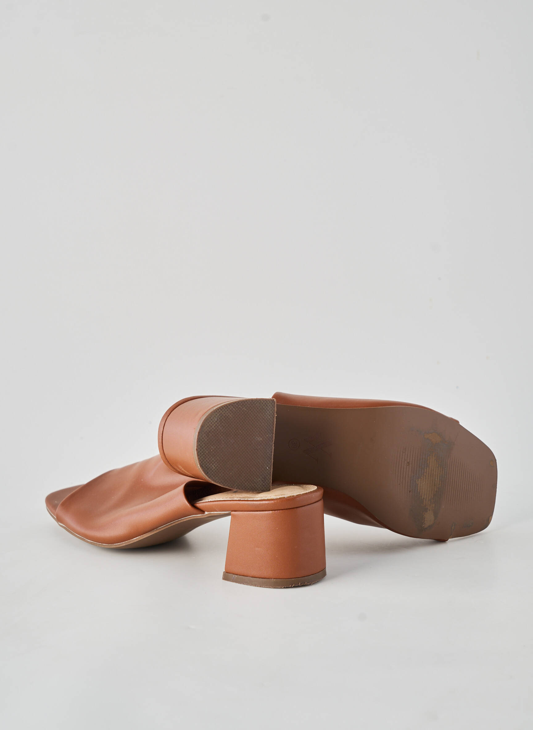 Mule/sabotai lygus medžiaga kulnas nuo 4 iki 6 cm rudas VANESSA WU moteris