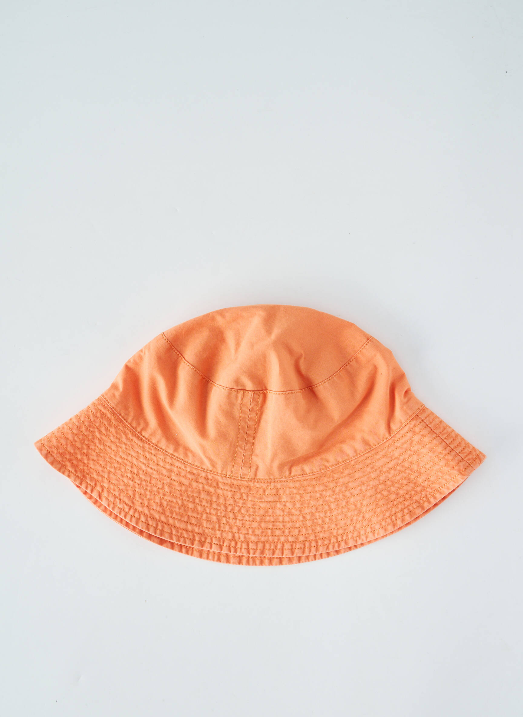Skrybėlė popelinos audinys, kuris pasižymi lygiu ir tankiu paviršiumi. oranžinė PETIT BATEAU berniukas