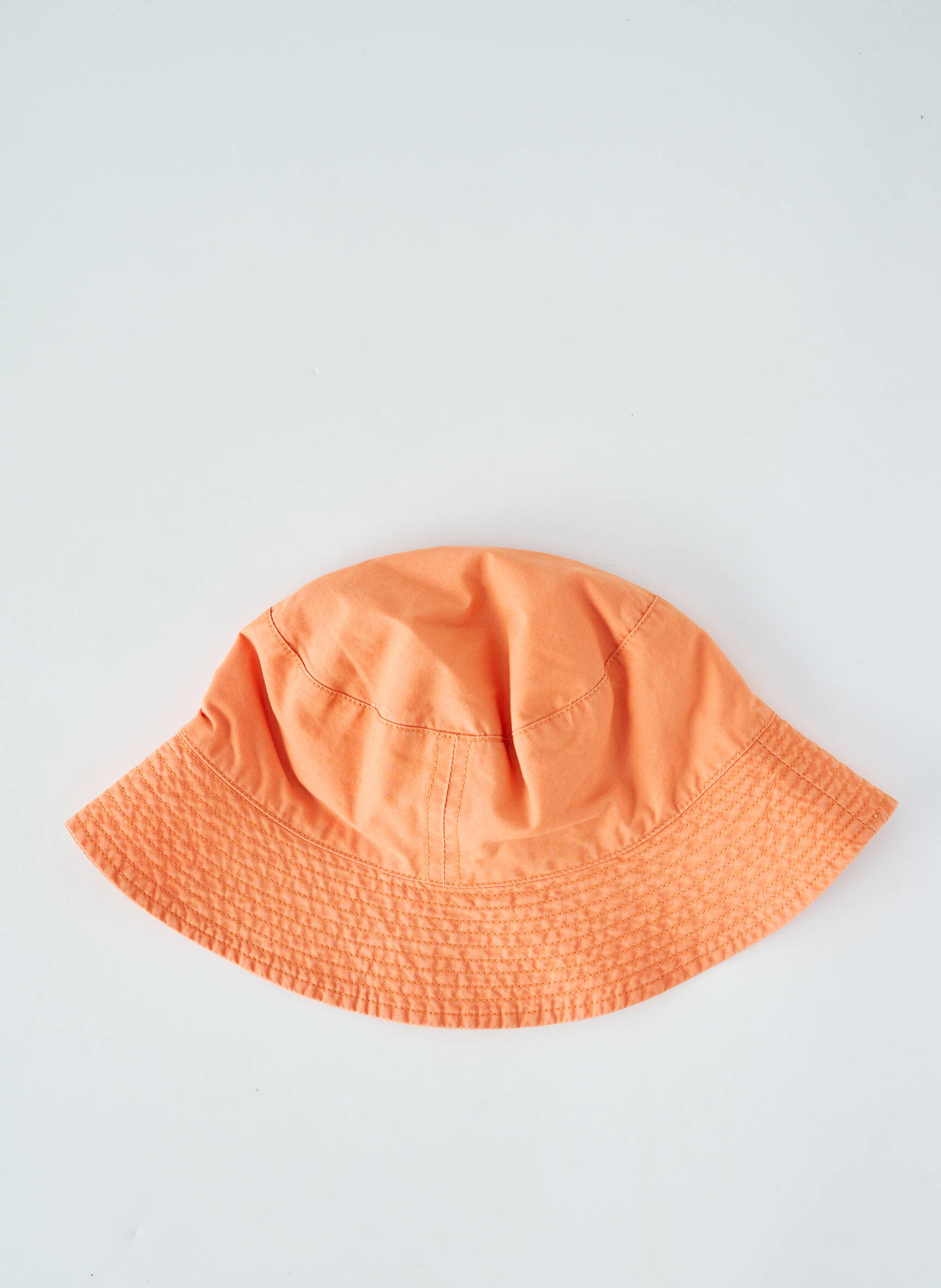 Skrybėlė popelinos audinys, kuris pasižymi lygiu ir tankiu paviršiumi. oranžinė PETIT BATEAU berniukas