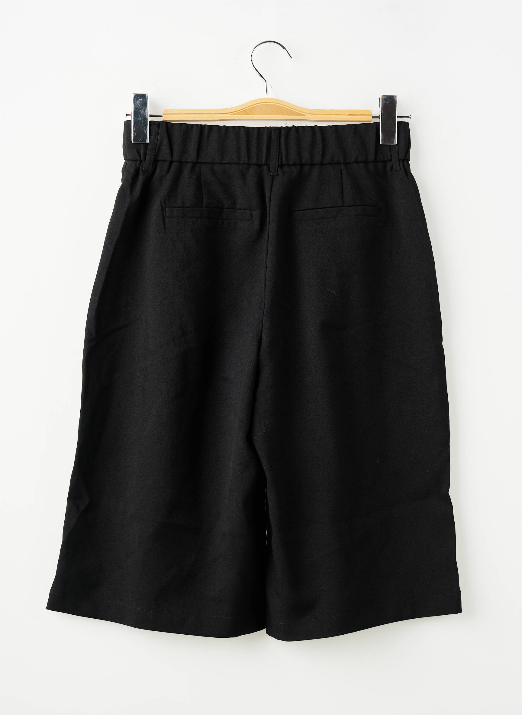 Bermudas elastinė dydis normala dydis juodas FASHION NOVA moteris