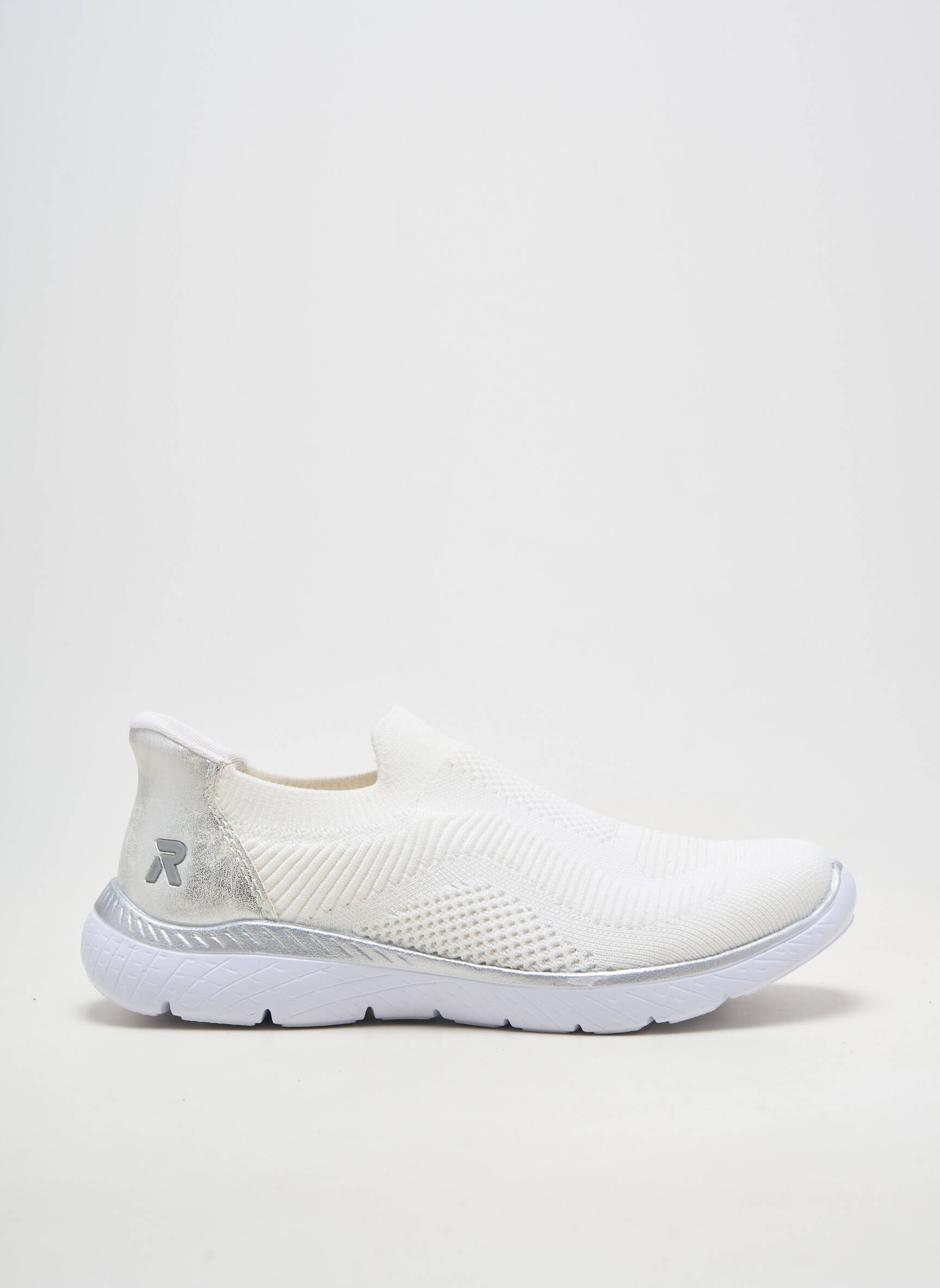 Slip-on batai apvalus mygtukas plokščias kulnas iki 3 cm baltas RIEKER moteris