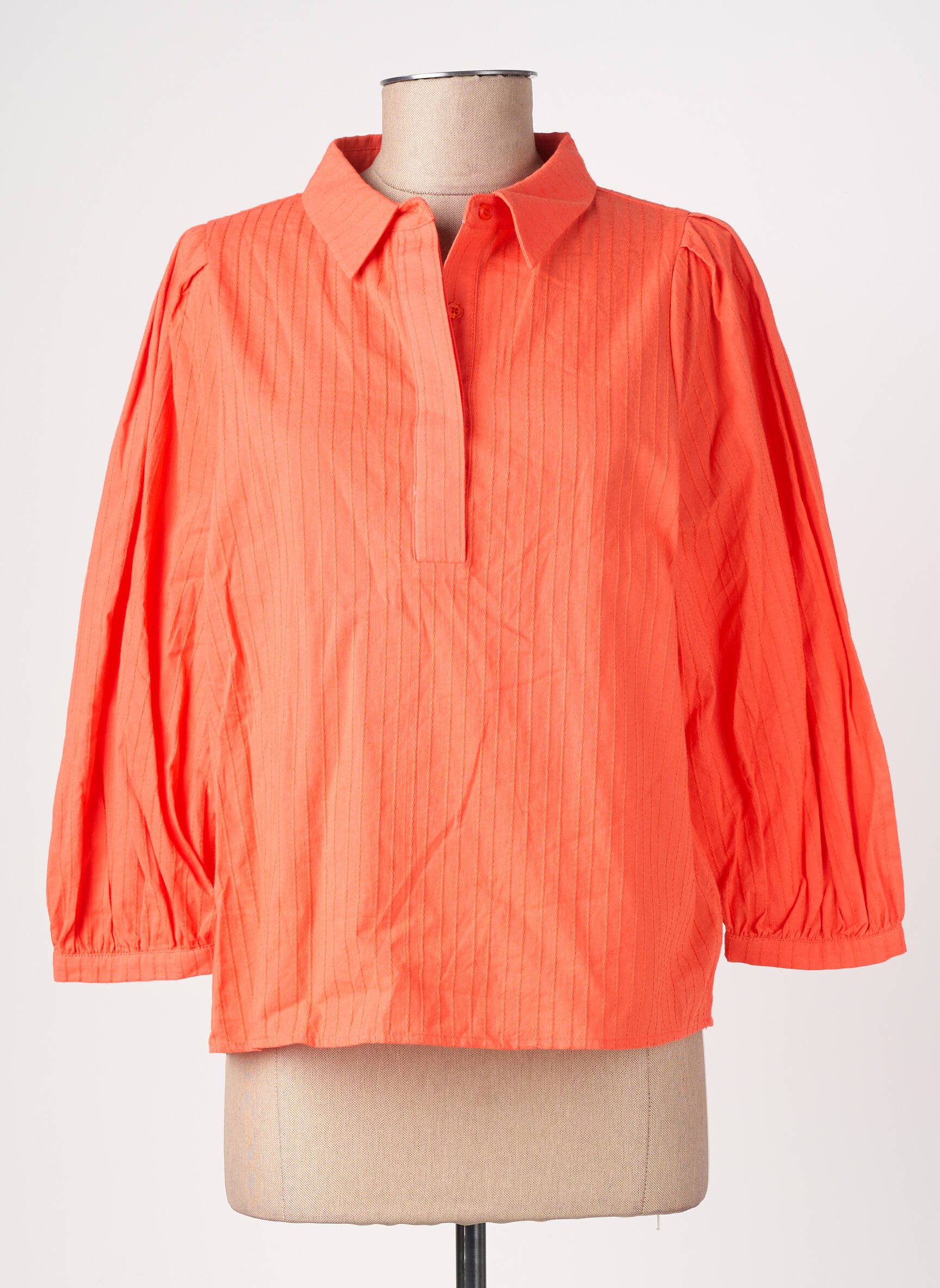 Bluzonai popelinos audinys, kuris pasižymi lygiu ir tankiu paviršiumi. 3/4 rankovės oranžinė ARTLOVE moteris