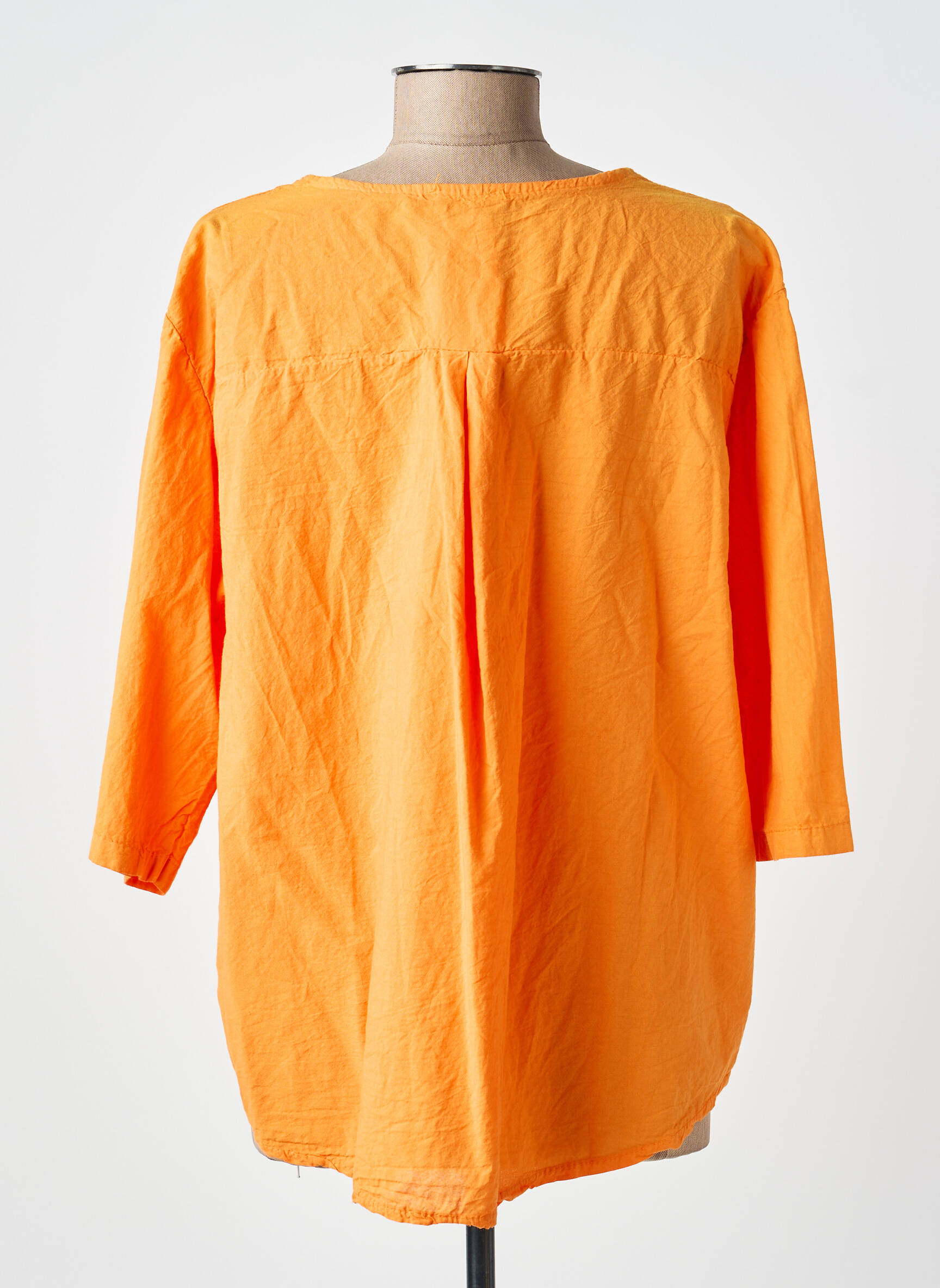Bluzonai popelinos audinys, kuris pasižymi lygiu ir tankiu paviršiumi. 3/4 rankovės oranžinė NEW COLLECTION moteris