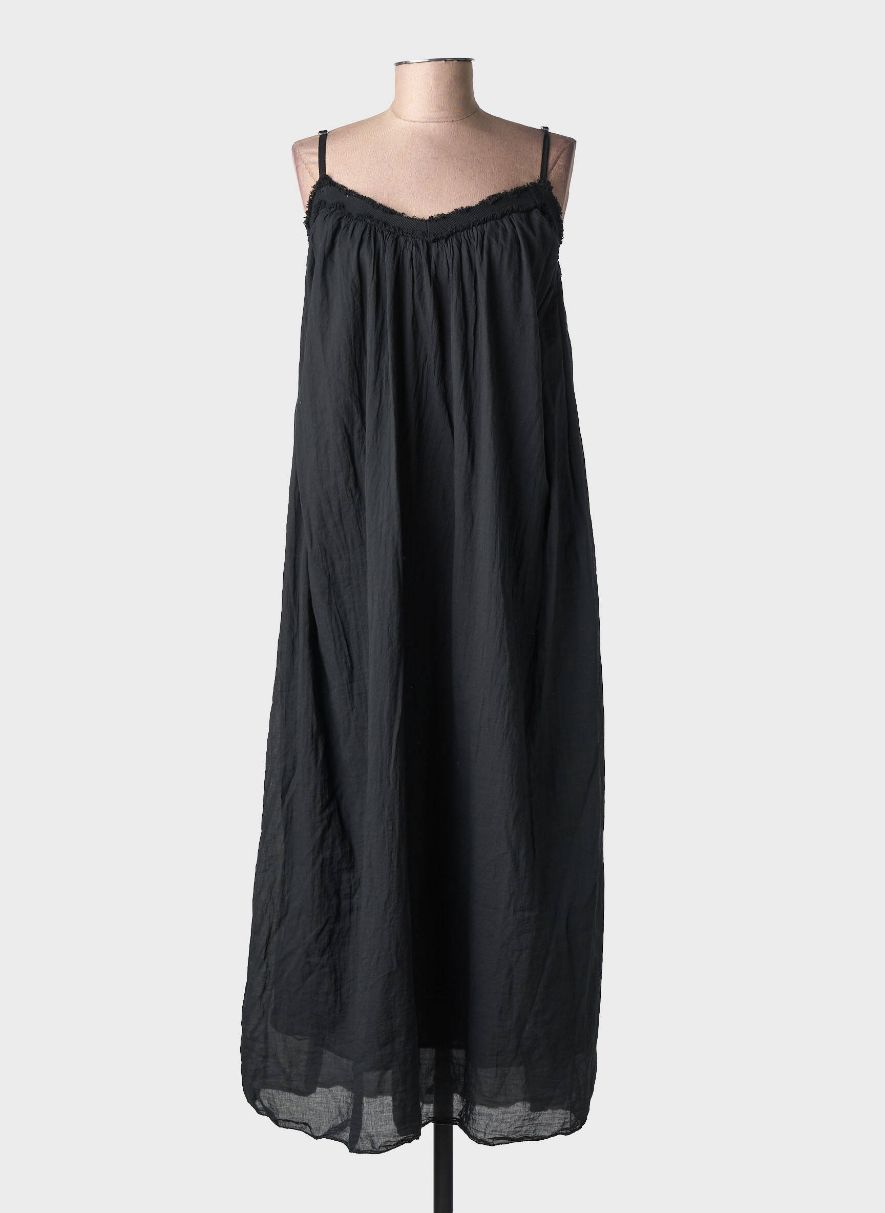 Ilga suknelė sklandi forma plonos dirželiai juodas NEW COLLECTION moteris
