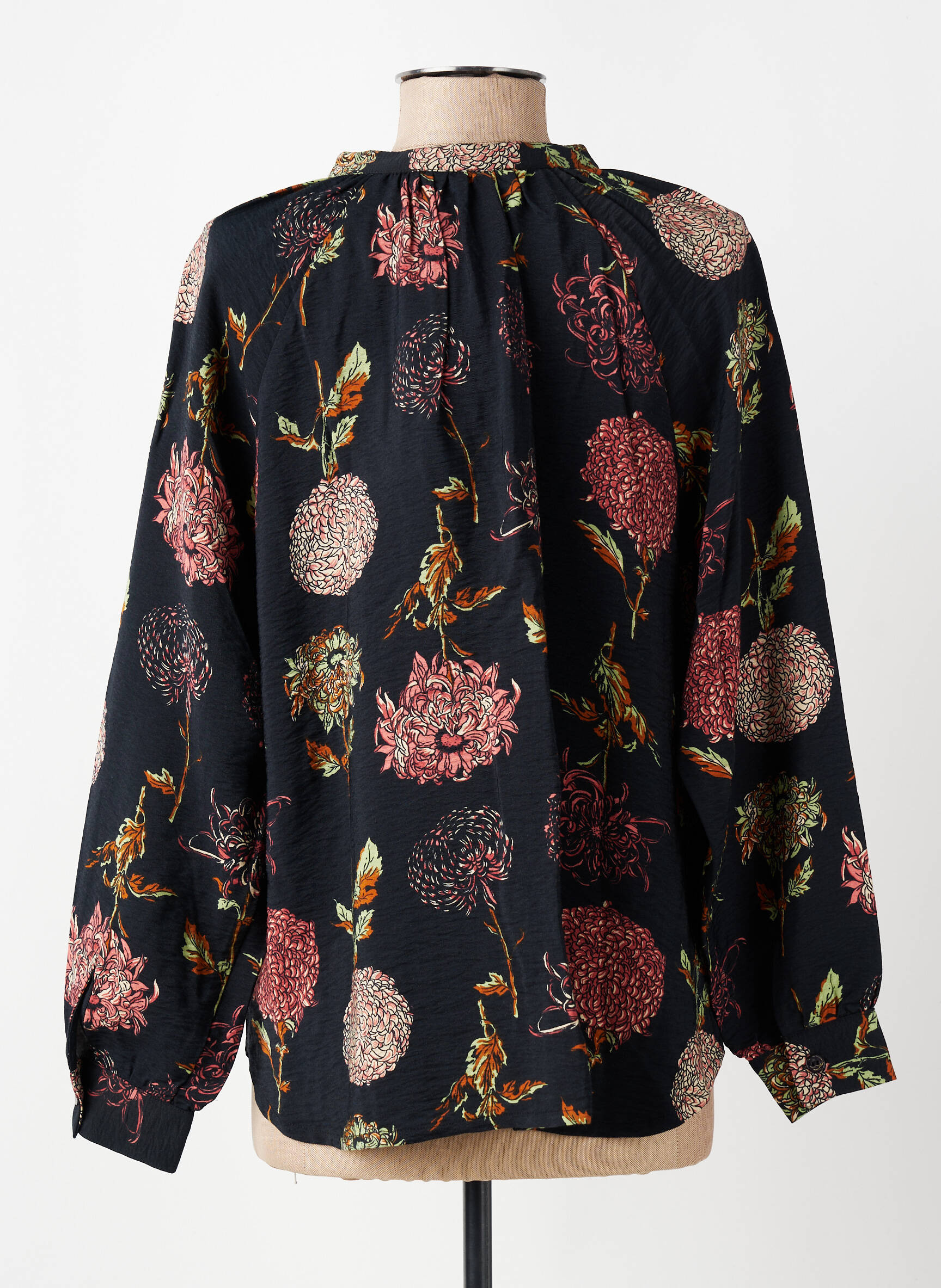 Moteriškas marškinys gėlių raštas ilgos rankovės juodas NICE THINGS moteris