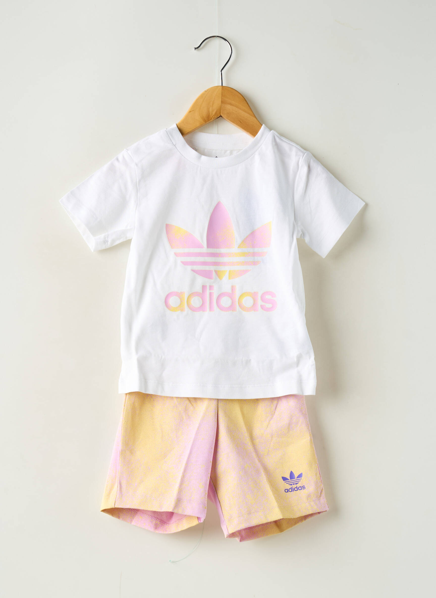 Šortų rinkinys baltas ADIDAS mergina