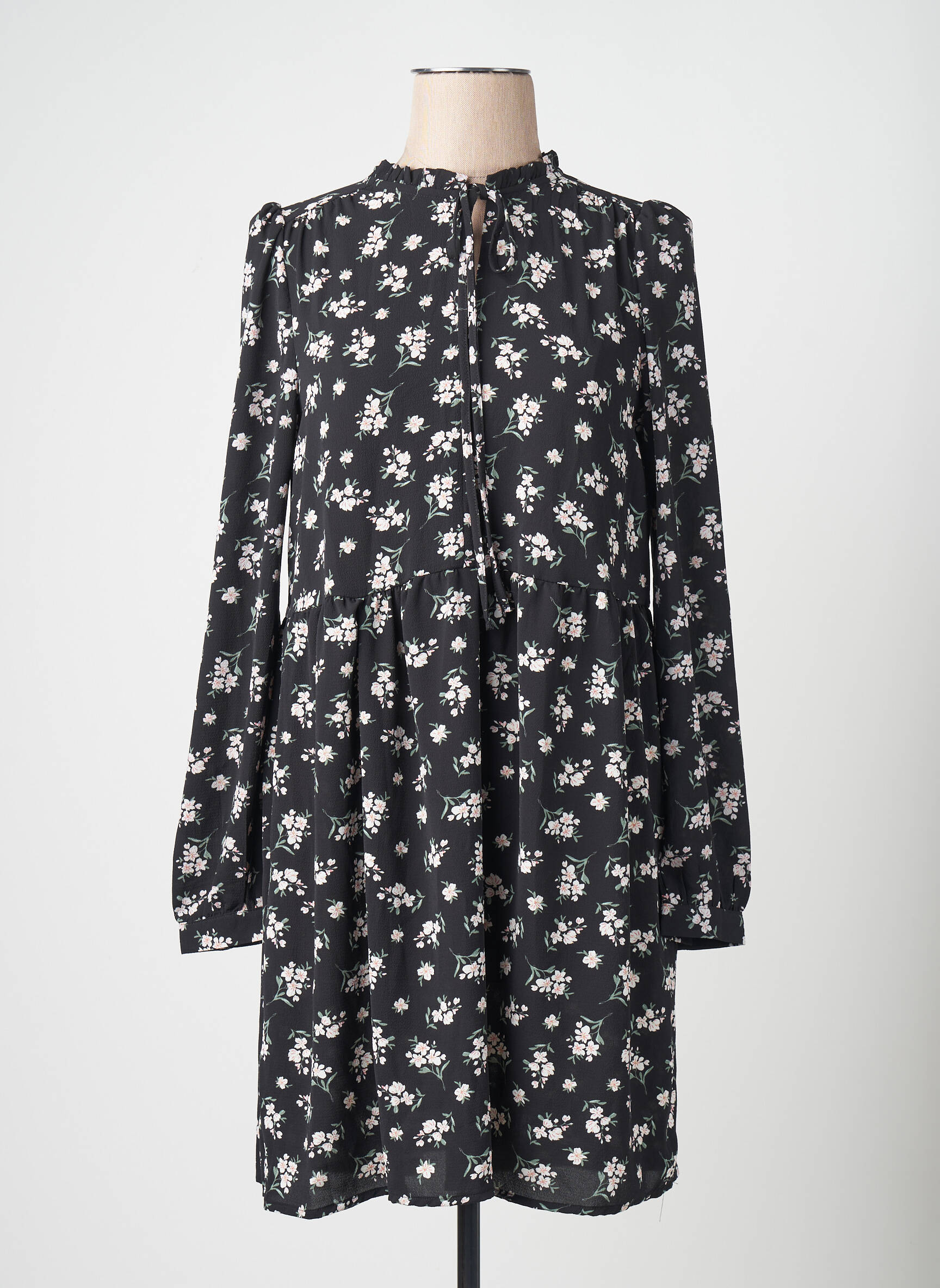 Pusilgių suknelė juodas VERO MODA moteris