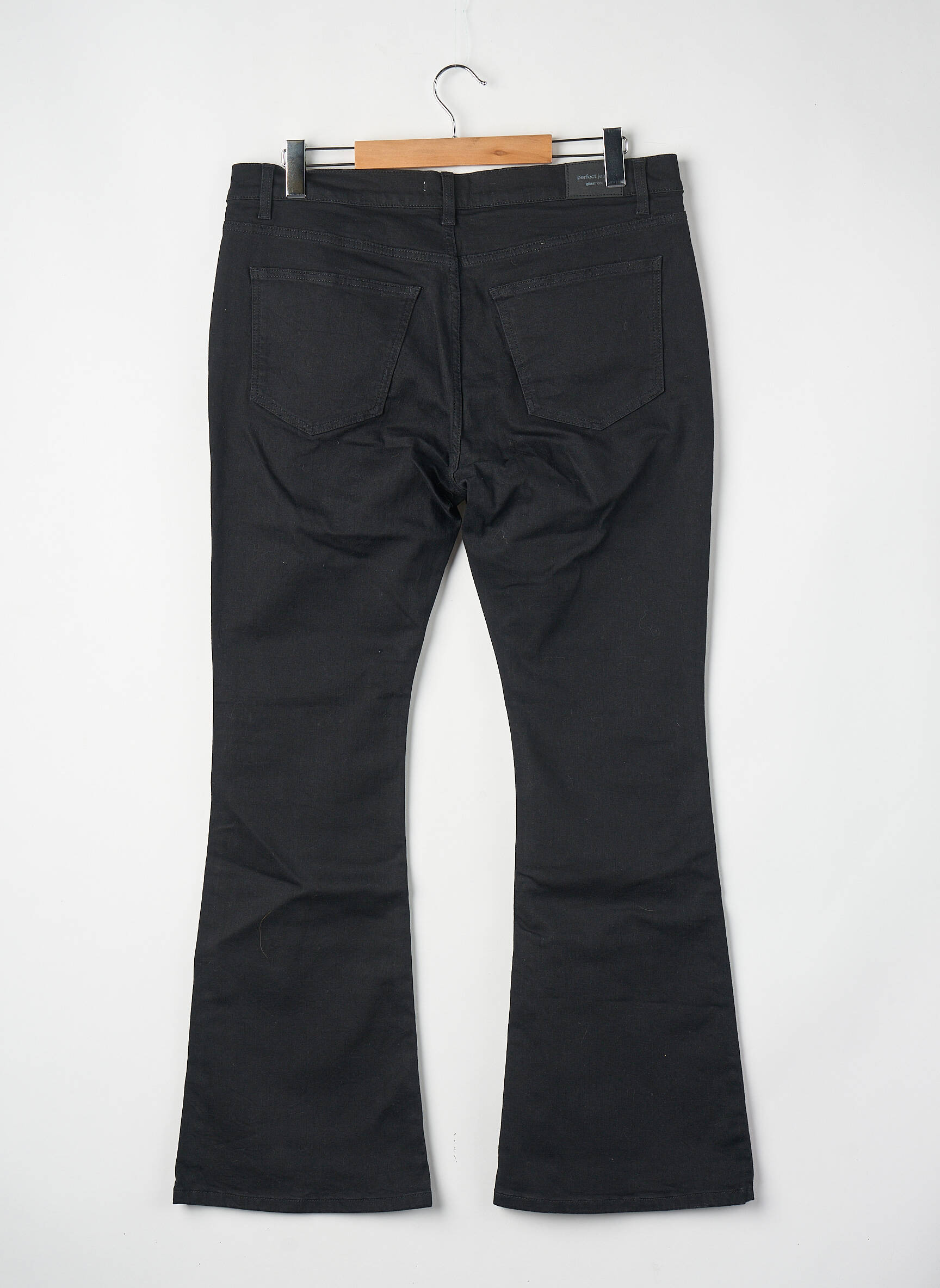 Bootcut džinsai juodas GINA TRICOT moteris